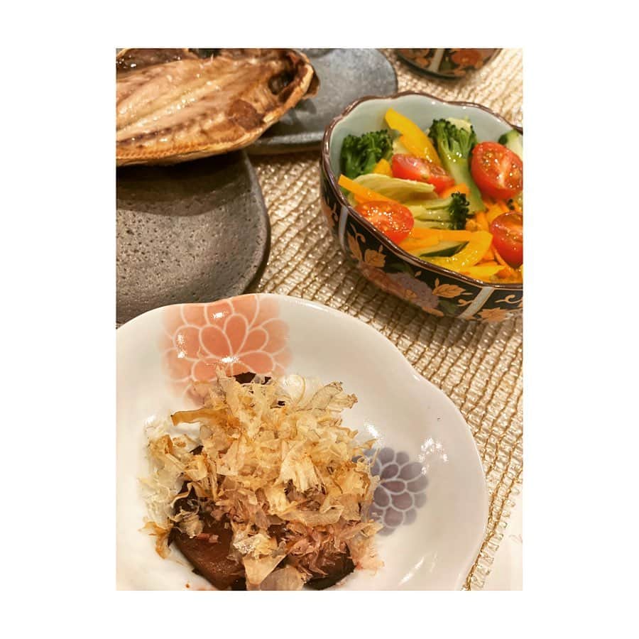 神田うのさんのインスタグラム写真 - (神田うのInstagram)「今日のお夕食はヘルシー和食にしました🥢 大夢さんから送って頂いた鯵の干物🐟とほうれん草とサバの水煮の和え物とサラダ🥗 そして筍ご飯と筍の炒め物と筍のお吸い物は、かやのやさん💕 @kayanoya.official の筍セットを使って作りましたよ☺️ かやのやさん大好きでお出汁など色々と重宝していますよ☺️ ストーリー上げていまーす。 #おうちごはん#お家ごはん#お家ご飯#和食ごはん#ヘルシー#和食#かやのや#筍セット#筍ご飯#筍のお吸い物#筍炒め物#筍#お夕食#お夕飯#stayhome#ステイホーム#神田うの#unokanda」5月4日 2時54分 - unokandaofficial