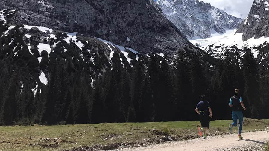 キリアン・フィッシュフーバーさんのインスタグラム写真 - (キリアン・フィッシュフーバーInstagram)「Running is hard. Especially when you run once a year. The good side, it‘s easy to set your annual record. This time however, I set my all time best, pushed by these two guys who wouldn‘t let me stop! Thanks for the vibes for a good cause! And thanks for the „Reparatur-Schnitzel“! @redbullaustria @wflworldrun @wingsforlife #18km」5月4日 3時05分 - kilifish