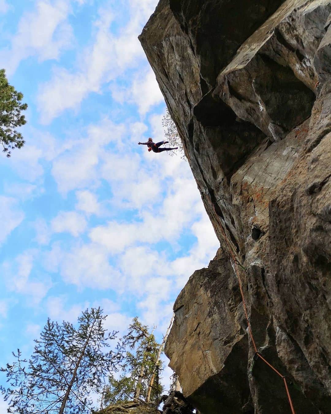 ハンナ・シューベルトのインスタグラム：「As it's the first time since I started competition climbing that I'm not spending this time of the year preparing for comps I finally got time to climb more in all the amazing outdoor climbing areas Tyrol has to offer 🥰 soooo many routes i haven't climbed/tried yet😶 #letsgo #somuchtodo 📸: @julia_fiser」