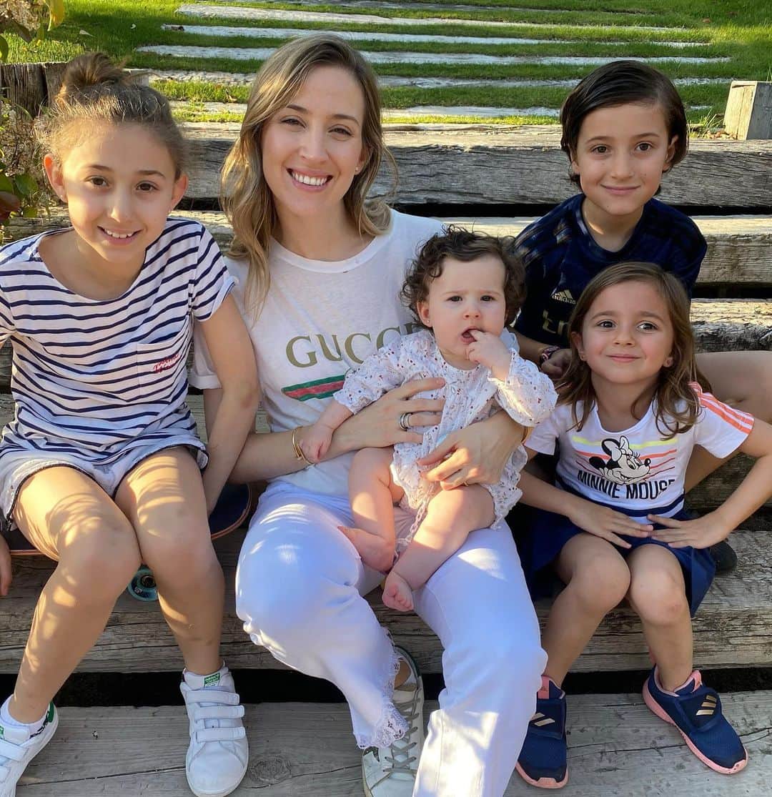 アルバロ・アルベロアのインスタグラム：「¡Feliz día de la madre! Están siendo un poco raras todas las celebraciones pero que sería de esta casa sin nuestra súper mami... ¡Te queremos 3000! 🥰🥰🥰🥰 No tenemos nada mejor en el mundo que ellas. A la mía la echo mucho de menos pero ya queda menos para vernos, mamá!!!! ¡Te quiero! 😘😘😘」