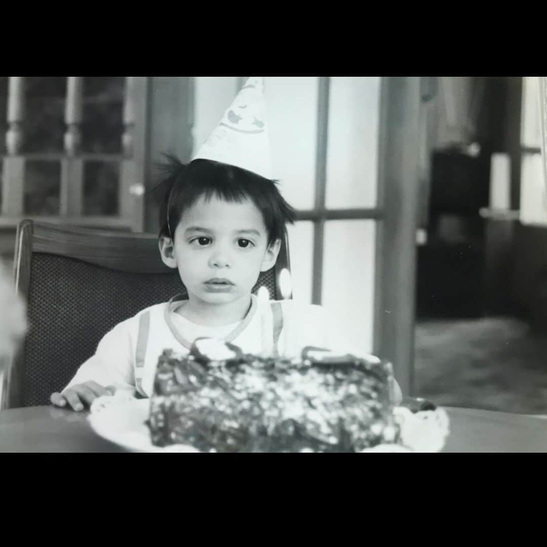 ハンナ・シモンのインスタグラム：「Well there is no one I love celebrating more than my brother @ponderossa. A few years ago, my family and I threw him a huge surprise party and then everyone left the party and he and I walked home and decided to stop for ice cream... he had no idea we had planned a second SURPRISE! everyone from the first party was hidden in a secret room in the back of the ice cream shop and we had a second surprise party! This year is a little different in that there aren’t multiple surprise parties so we took it old school and made a homemade cake. Thankfully you were a little more enthusiastic than last time we did it! Happy quarantine birthday, baby bro. 🎂」