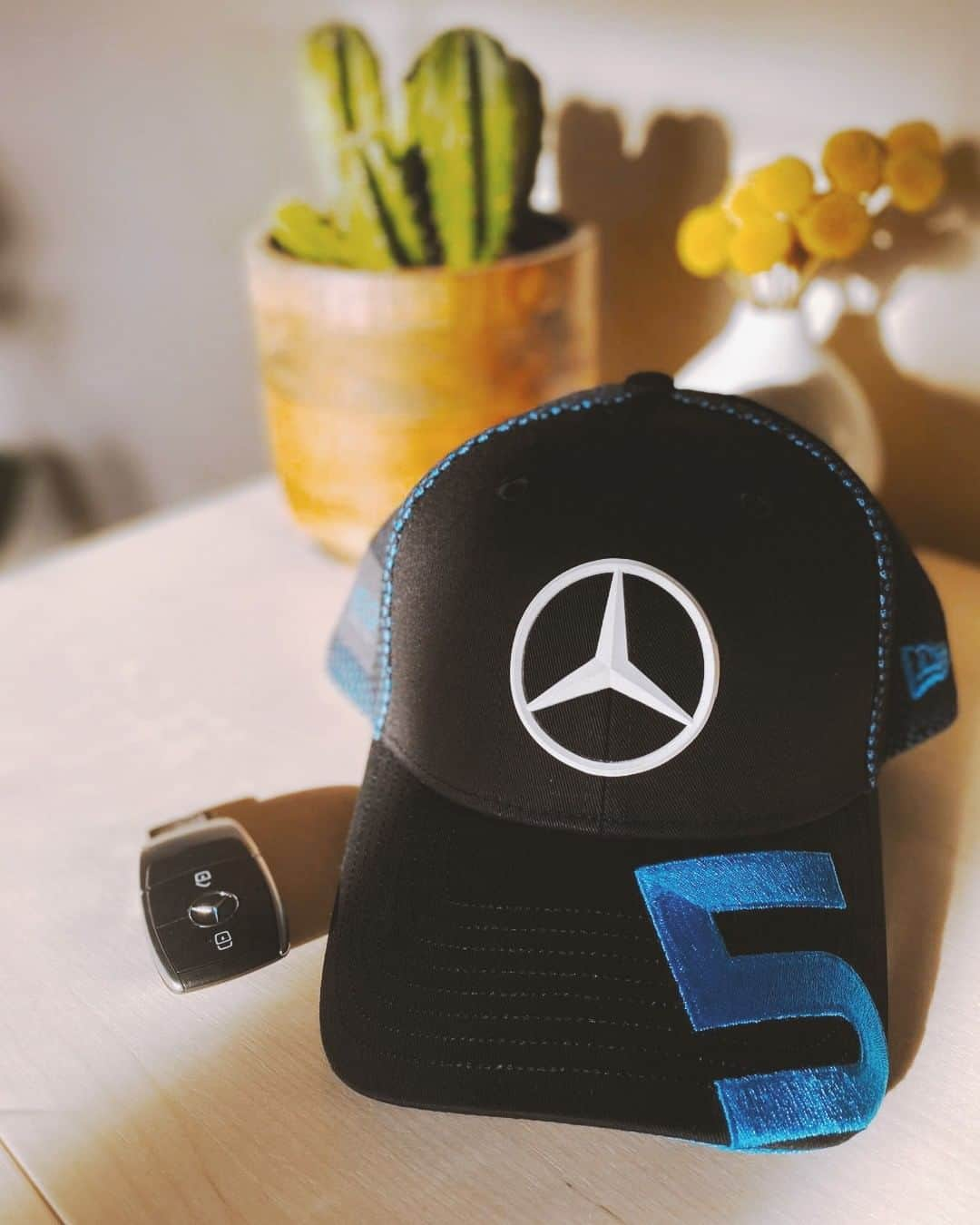 メルセデス・ベンツさんのインスタグラム写真 - (メルセデス・ベンツInstagram)「Formula E driver @svandoorne is keeping his cap and his car keys at home for now. However, he still kept busy. Last week he competed in the first-ever ABB Formula E Race in the Home Challenge test event and placed fifth! Not a bad way to pass the time.」5月4日 3時25分 - mercedesbenz