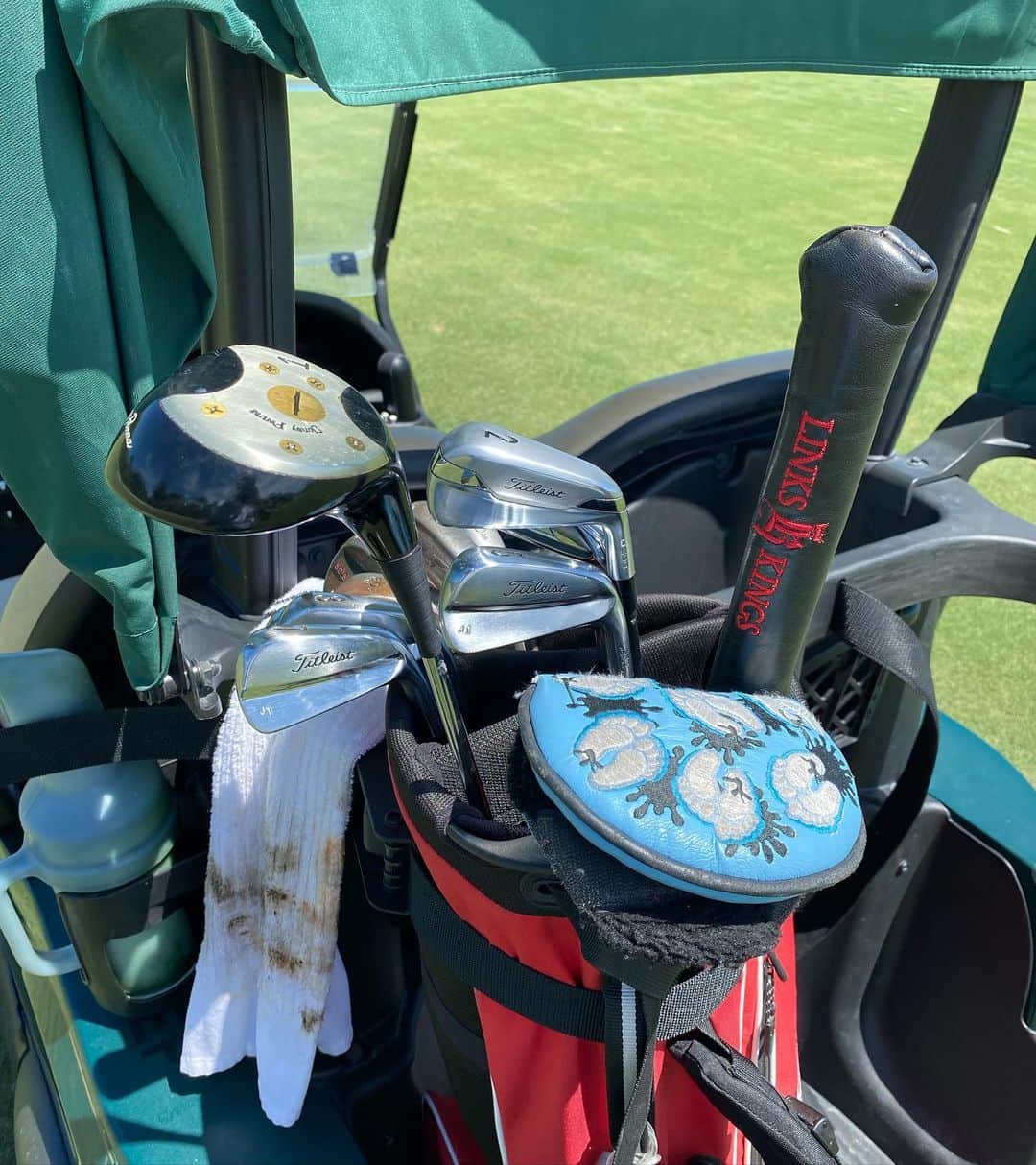 ジャスティン・トーマスのインスタグラム：「Fun game with @rickiefowler today... Persimmons and Tour Balatas (I brought back the tie as well!). The audio on some of the shots today were niiiiiice. Safe to say, I will be asking for rick as a partner next time we do this #hecrushedme #oldschoolgolf」