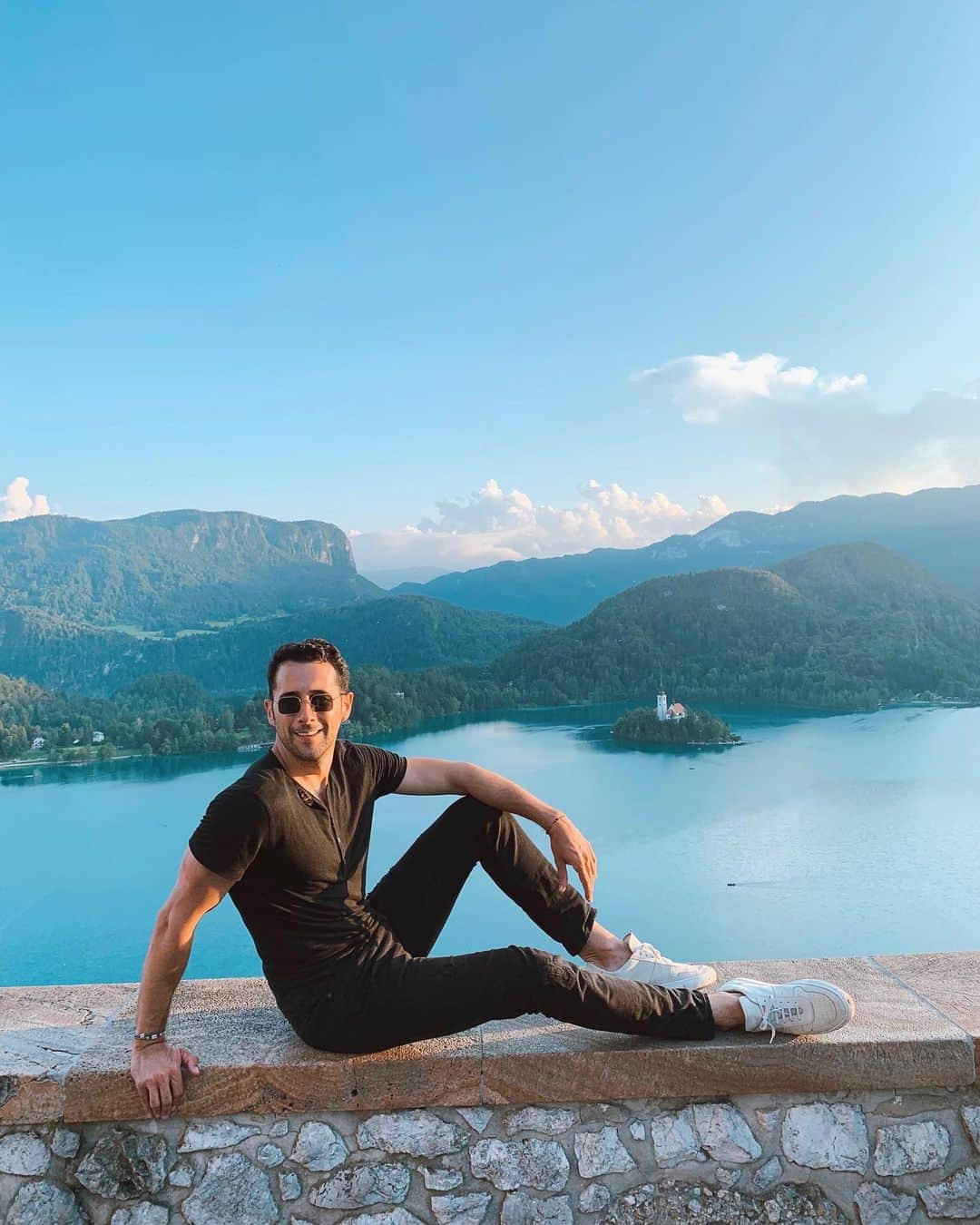Sezgin YILMAZのインスタグラム：「doğrusunu bildiğim yalanları dinlerken.. 😎」