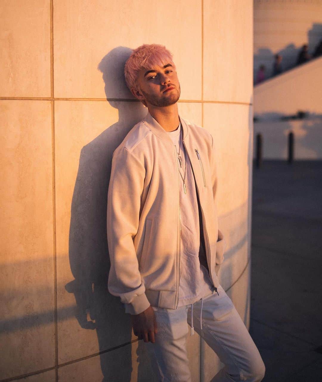 ジャック・ジョンソンのインスタグラム：「I wonder if we could ever get along with aliens or if the potential language barrier would be too drastic to overcome before full blown war breaks out. Either way I would try telling them I’m the worlds biggest KPOP star and then proceed to dance battle the head alien via a medley of moves loosely based off of the opening scene in Step Up 2 (very loosely) and eventually I would win over the hearts of their species with a combination of charm and Tatum-esque movements, ending the potential destruction of our planet. Anyways I hope you all have a good Sunday!」