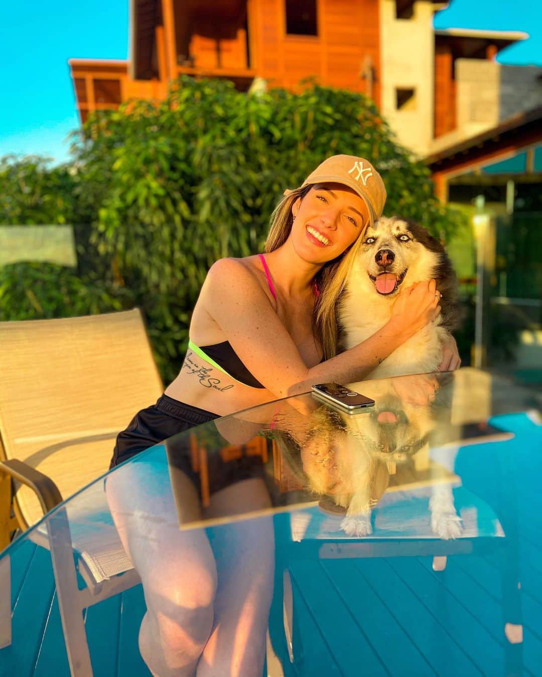 ナターリア・ガウジオのインスタグラム：「Uma sequência de fotos com a Stella maravilhosa pra vocês morrerem de amores e de fofura junto comigo... 🥰✨🌅🍃🐕🐶❤️ #huskysiberiano #inlove #doglovers #nature #peace #happiness #sunset #goldenhour #cute #puppy」