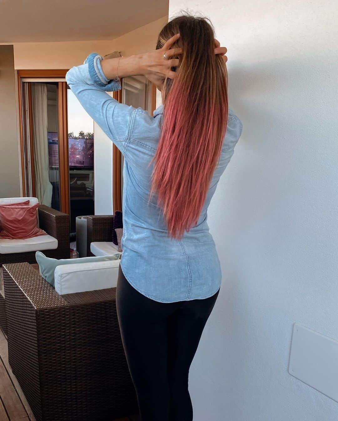 メリッサ・サッタさんのインスタグラム写真 - (メリッサ・サッタInstagram)「My pink Sunday at home 💕  #pinkhair」5月4日 4時20分 - melissasatta