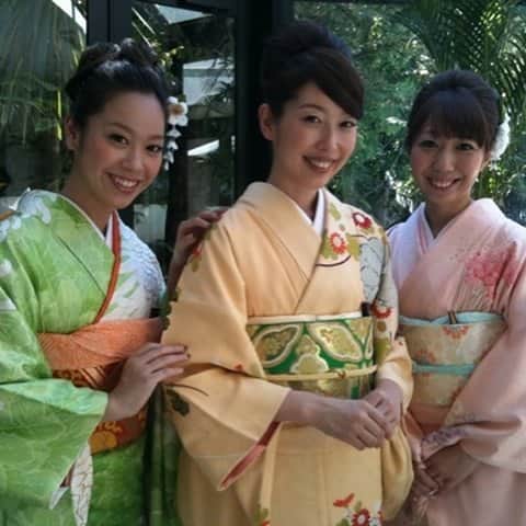 芝本裕子さんのインスタグラム写真 - (芝本裕子Instagram)「尊敬してやまない大好きな @mizuyoyoshida さんから着物バトンを頂いたので、私のいくつかの着物姿を。バトンを渡されているのが @mari_natsuki さんや @seialee さんと大物すぎるて恐縮ですが…😅 着物はいつも大阪の小大丸さん。祖母から譲り受けたものがほとんどで、一枚目と四枚目は、嫁入り道具で誂えてもらった私の大好きな一枚の色留です。色がゴールドっぽいベージュで、年齢を重ねても着れるようにあまり派手なものではないので、これを着る時は合わせる小物で調整しています。2枚目は、 @25ansjp の撮影で従姉妹と❤️ 三枚目は、懐かしい今は思い出でしかない結婚式のとき😂 5枚目は入園式、6枚目は入学式。そして、最後はなんとか見つけた成人式😂 お次は、 @vivichan1325 ちゃん、バトン受け取ってね❤️よろしくお願いします❤️ちあきちゃんのお着物、いつもキリッとした中に可愛さと華やかさがあって好き💕楽しみにしてまーす！  #着物バトン #着物バトンリレー #着物コーデリレー #stayhome #stayathome #shiba_u」5月4日 5時33分 - yukoshibamoto