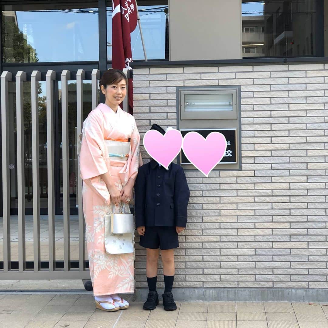 芝本裕子さんのインスタグラム写真 - (芝本裕子Instagram)「尊敬してやまない大好きな @mizuyoyoshida さんから着物バトンを頂いたので、私のいくつかの着物姿を。バトンを渡されているのが @mari_natsuki さんや @seialee さんと大物すぎるて恐縮ですが…😅 着物はいつも大阪の小大丸さん。祖母から譲り受けたものがほとんどで、一枚目と四枚目は、嫁入り道具で誂えてもらった私の大好きな一枚の色留です。色がゴールドっぽいベージュで、年齢を重ねても着れるようにあまり派手なものではないので、これを着る時は合わせる小物で調整しています。2枚目は、 @25ansjp の撮影で従姉妹と❤️ 三枚目は、懐かしい今は思い出でしかない結婚式のとき😂 5枚目は入園式、6枚目は入学式。そして、最後はなんとか見つけた成人式😂 お次は、 @vivichan1325 ちゃん、バトン受け取ってね❤️よろしくお願いします❤️ちあきちゃんのお着物、いつもキリッとした中に可愛さと華やかさがあって好き💕楽しみにしてまーす！  #着物バトン #着物バトンリレー #着物コーデリレー #stayhome #stayathome #shiba_u」5月4日 5時33分 - yukoshibamoto