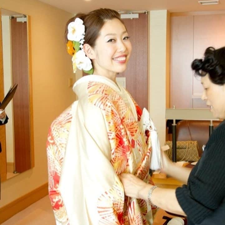 芝本裕子さんのインスタグラム写真 - (芝本裕子Instagram)「尊敬してやまない大好きな @mizuyoyoshida さんから着物バトンを頂いたので、私のいくつかの着物姿を。バトンを渡されているのが @mari_natsuki さんや @seialee さんと大物すぎるて恐縮ですが…😅 着物はいつも大阪の小大丸さん。祖母から譲り受けたものがほとんどで、一枚目と四枚目は、嫁入り道具で誂えてもらった私の大好きな一枚の色留です。色がゴールドっぽいベージュで、年齢を重ねても着れるようにあまり派手なものではないので、これを着る時は合わせる小物で調整しています。2枚目は、 @25ansjp の撮影で従姉妹と❤️ 三枚目は、懐かしい今は思い出でしかない結婚式のとき😂 5枚目は入園式、6枚目は入学式。そして、最後はなんとか見つけた成人式😂 お次は、 @vivichan1325 ちゃん、バトン受け取ってね❤️よろしくお願いします❤️ちあきちゃんのお着物、いつもキリッとした中に可愛さと華やかさがあって好き💕楽しみにしてまーす！  #着物バトン #着物バトンリレー #着物コーデリレー #stayhome #stayathome #shiba_u」5月4日 5時33分 - yukoshibamoto
