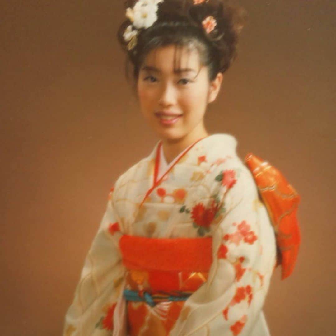 芝本裕子さんのインスタグラム写真 - (芝本裕子Instagram)「尊敬してやまない大好きな @mizuyoyoshida さんから着物バトンを頂いたので、私のいくつかの着物姿を。バトンを渡されているのが @mari_natsuki さんや @seialee さんと大物すぎるて恐縮ですが…😅 着物はいつも大阪の小大丸さん。祖母から譲り受けたものがほとんどで、一枚目と四枚目は、嫁入り道具で誂えてもらった私の大好きな一枚の色留です。色がゴールドっぽいベージュで、年齢を重ねても着れるようにあまり派手なものではないので、これを着る時は合わせる小物で調整しています。2枚目は、 @25ansjp の撮影で従姉妹と❤️ 三枚目は、懐かしい今は思い出でしかない結婚式のとき😂 5枚目は入園式、6枚目は入学式。そして、最後はなんとか見つけた成人式😂 お次は、 @vivichan1325 ちゃん、バトン受け取ってね❤️よろしくお願いします❤️ちあきちゃんのお着物、いつもキリッとした中に可愛さと華やかさがあって好き💕楽しみにしてまーす！  #着物バトン #着物バトンリレー #着物コーデリレー #stayhome #stayathome #shiba_u」5月4日 5時33分 - yukoshibamoto