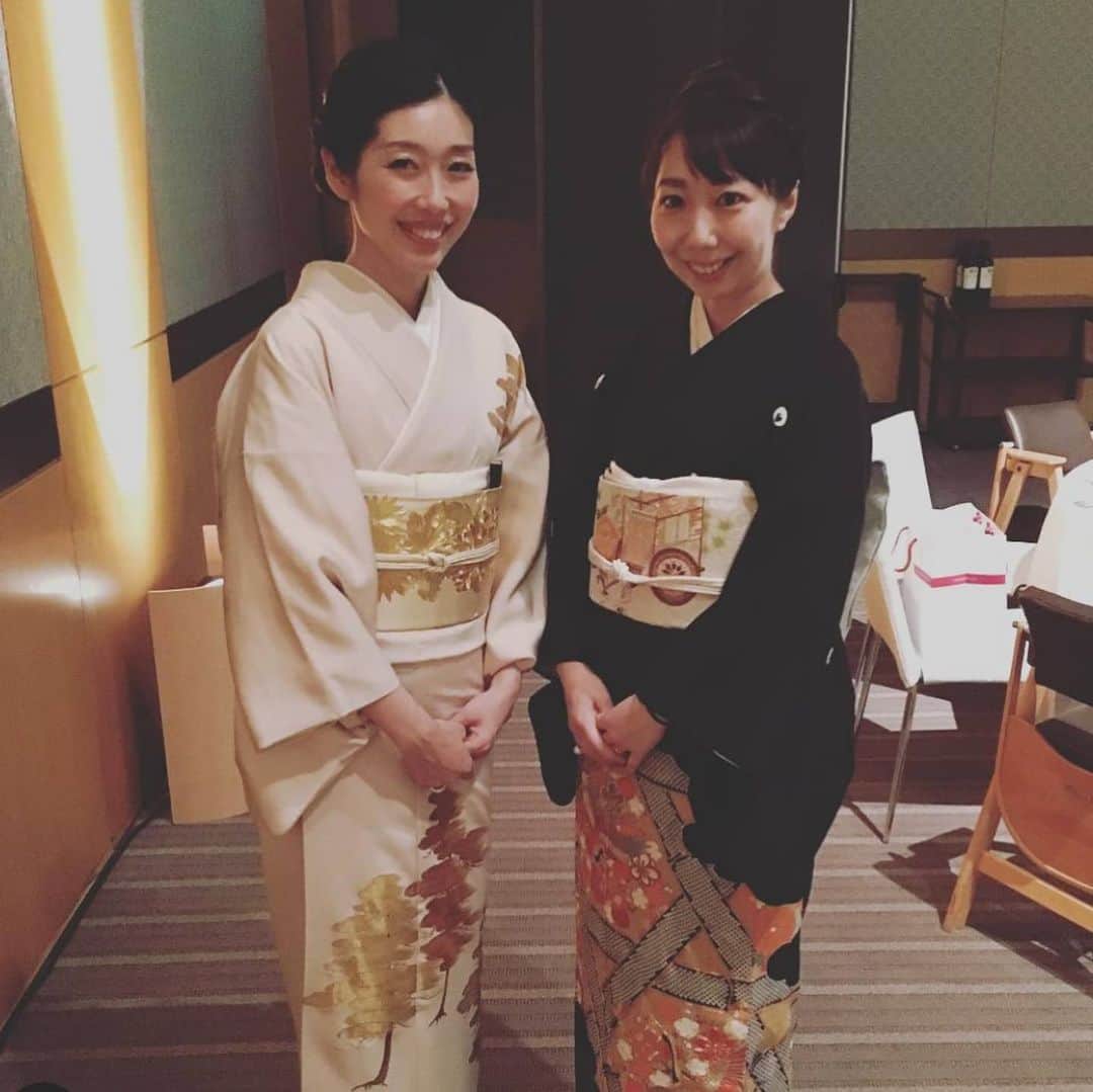 芝本裕子さんのインスタグラム写真 - (芝本裕子Instagram)「尊敬してやまない大好きな @mizuyoyoshida さんから着物バトンを頂いたので、私のいくつかの着物姿を。バトンを渡されているのが @mari_natsuki さんや @seialee さんと大物すぎるて恐縮ですが…😅 着物はいつも大阪の小大丸さん。祖母から譲り受けたものがほとんどで、一枚目と四枚目は、嫁入り道具で誂えてもらった私の大好きな一枚の色留です。色がゴールドっぽいベージュで、年齢を重ねても着れるようにあまり派手なものではないので、これを着る時は合わせる小物で調整しています。2枚目は、 @25ansjp の撮影で従姉妹と❤️ 三枚目は、懐かしい今は思い出でしかない結婚式のとき😂 5枚目は入園式、6枚目は入学式。そして、最後はなんとか見つけた成人式😂 お次は、 @vivichan1325 ちゃん、バトン受け取ってね❤️よろしくお願いします❤️ちあきちゃんのお着物、いつもキリッとした中に可愛さと華やかさがあって好き💕楽しみにしてまーす！  #着物バトン #着物バトンリレー #着物コーデリレー #stayhome #stayathome #shiba_u」5月4日 5時33分 - yukoshibamoto