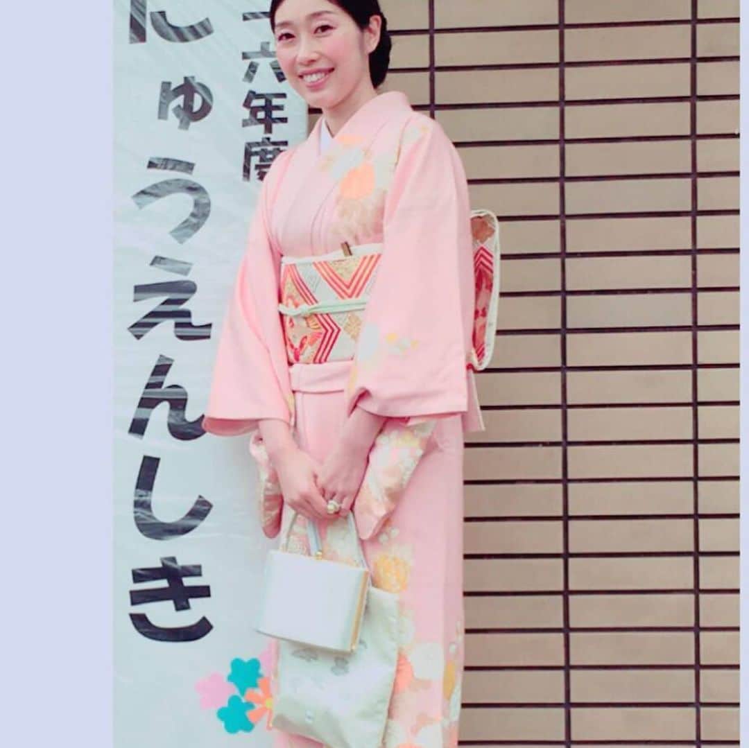 芝本裕子さんのインスタグラム写真 - (芝本裕子Instagram)「尊敬してやまない大好きな @mizuyoyoshida さんから着物バトンを頂いたので、私のいくつかの着物姿を。バトンを渡されているのが @mari_natsuki さんや @seialee さんと大物すぎるて恐縮ですが…😅 着物はいつも大阪の小大丸さん。祖母から譲り受けたものがほとんどで、一枚目と四枚目は、嫁入り道具で誂えてもらった私の大好きな一枚の色留です。色がゴールドっぽいベージュで、年齢を重ねても着れるようにあまり派手なものではないので、これを着る時は合わせる小物で調整しています。2枚目は、 @25ansjp の撮影で従姉妹と❤️ 三枚目は、懐かしい今は思い出でしかない結婚式のとき😂 5枚目は入園式、6枚目は入学式。そして、最後はなんとか見つけた成人式😂 お次は、 @vivichan1325 ちゃん、バトン受け取ってね❤️よろしくお願いします❤️ちあきちゃんのお着物、いつもキリッとした中に可愛さと華やかさがあって好き💕楽しみにしてまーす！  #着物バトン #着物バトンリレー #着物コーデリレー #stayhome #stayathome #shiba_u」5月4日 5時33分 - yukoshibamoto