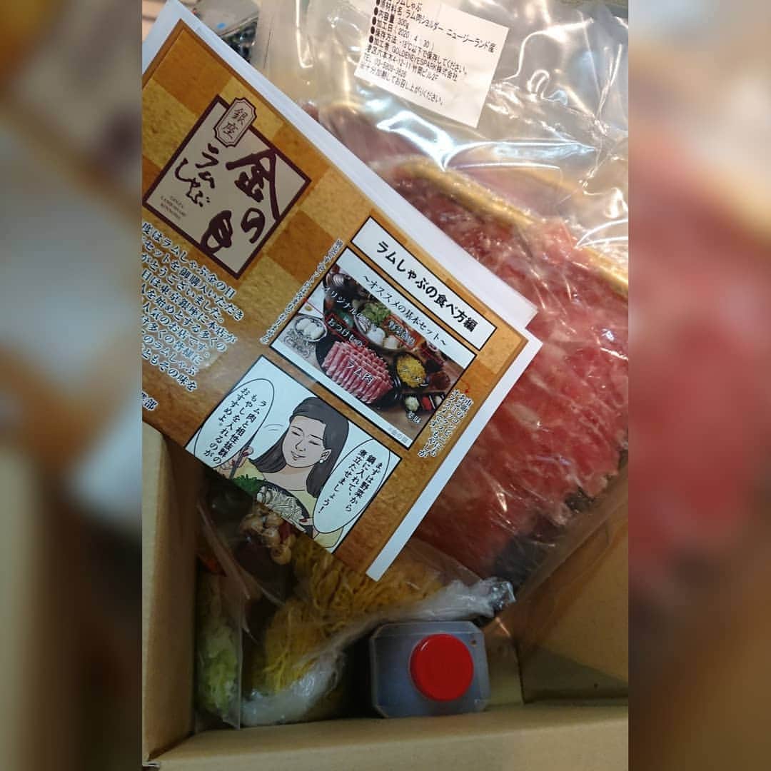 松浦麻里奈さんのインスタグラム写真 - (松浦麻里奈Instagram)「ラムしゃぶ専門店 銀座で２０年の 【ラムしゃぶ金の目】で、「ラムしゃぶセット」 をお取り寄せ～したよ💞😊💞 公式アカウント→→( @ginzakinnome)  野菜とご飯を準備して、 さっそく夜ご飯は、しゃぶしゃぶ🌃🍴 お店の味を家で楽しめる～❣❣❣ . . セット内容は↓🐼 ================== ラム肉しゃぶしゃぶ　600g（300g×２） ラムしゃぶ金の目オリジナルたれ300ml 薬味　すりおろし玉ねぎ30g  もみじおろし30g、カット長ネギ30g ラムしゃぶ金の目たまご麺：150g×2個 薬膳セット ================== . . 600㌘意外と満腹🙆✨ 臭みもなく、金の目のタレで美味しく頂きました★ ゴマだれでも美味しかった(*´﹃｀*) 薬膳セットも入ってて、更に美容に良さそう！ . . ▼ラム肉は脂身が少ない ラム肉は良質な蛋白質！ 特にＬ－カルニチン（アミノ酸の一種）が豊富で、 体内脂肪が燃焼を促進(´✪ω✪`) ダイエットに最適な肉で、基礎代謝を高める( ⁎ᵕᴗᵕ⁎ )  〆の拉麺は、ラムと一緒に⤴⤴ しゃぶしゃぶのダシがいい感じで 美味しいスープになったわ😁✨ . . . #健康 #美容 #ラム肉 #しゃぶしゃぶ #金の目 #お取り寄せ #通販 #ラムしゃぶ #pr #コラボベース #ラム #ラムしゃぶ金の目 #銀座 #池袋 #新宿 #東京グルメ #お取り寄せグルメ #お店の味をご家庭で #ダイエットグルメ #ダイエット #diet #beautiful #beauty #美容好き #お腹いっぱい #dinner #lunch #お肉大好き #foodnetwork」5月4日 5時43分 - ay114.831m