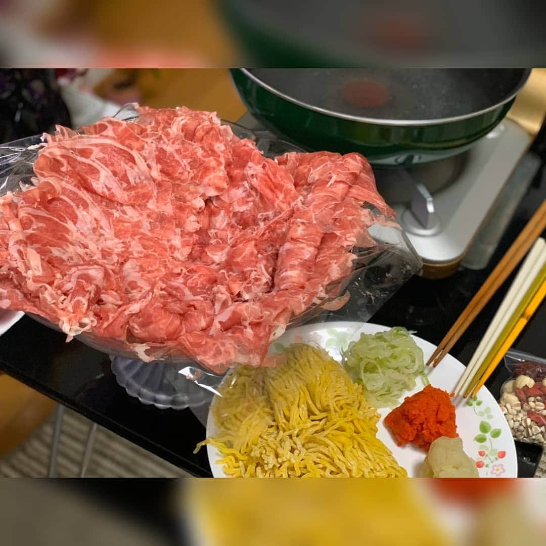 松浦麻里奈さんのインスタグラム写真 - (松浦麻里奈Instagram)「ラムしゃぶ専門店 銀座で２０年の 【ラムしゃぶ金の目】で、「ラムしゃぶセット」 をお取り寄せ～したよ💞😊💞 公式アカウント→→( @ginzakinnome)  野菜とご飯を準備して、 さっそく夜ご飯は、しゃぶしゃぶ🌃🍴 お店の味を家で楽しめる～❣❣❣ . . セット内容は↓🐼 ================== ラム肉しゃぶしゃぶ　600g（300g×２） ラムしゃぶ金の目オリジナルたれ300ml 薬味　すりおろし玉ねぎ30g  もみじおろし30g、カット長ネギ30g ラムしゃぶ金の目たまご麺：150g×2個 薬膳セット ================== . . 600㌘意外と満腹🙆✨ 臭みもなく、金の目のタレで美味しく頂きました★ ゴマだれでも美味しかった(*´﹃｀*) 薬膳セットも入ってて、更に美容に良さそう！ . . ▼ラム肉は脂身が少ない ラム肉は良質な蛋白質！ 特にＬ－カルニチン（アミノ酸の一種）が豊富で、 体内脂肪が燃焼を促進(´✪ω✪`) ダイエットに最適な肉で、基礎代謝を高める( ⁎ᵕᴗᵕ⁎ )  〆の拉麺は、ラムと一緒に⤴⤴ しゃぶしゃぶのダシがいい感じで 美味しいスープになったわ😁✨ . . . #健康 #美容 #ラム肉 #しゃぶしゃぶ #金の目 #お取り寄せ #通販 #ラムしゃぶ #pr #コラボベース #ラム #ラムしゃぶ金の目 #銀座 #池袋 #新宿 #東京グルメ #お取り寄せグルメ #お店の味をご家庭で #ダイエットグルメ #ダイエット #diet #beautiful #beauty #美容好き #お腹いっぱい #dinner #lunch #お肉大好き #foodnetwork」5月4日 5時43分 - ay114.831m