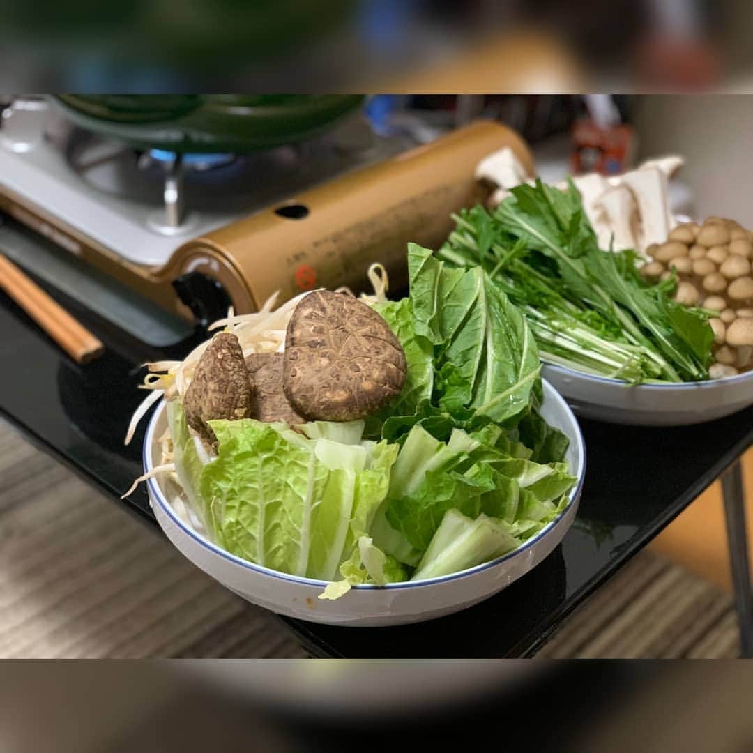 松浦麻里奈さんのインスタグラム写真 - (松浦麻里奈Instagram)「ラムしゃぶ専門店 銀座で２０年の 【ラムしゃぶ金の目】で、「ラムしゃぶセット」 をお取り寄せ～したよ💞😊💞 公式アカウント→→( @ginzakinnome)  野菜とご飯を準備して、 さっそく夜ご飯は、しゃぶしゃぶ🌃🍴 お店の味を家で楽しめる～❣❣❣ . . セット内容は↓🐼 ================== ラム肉しゃぶしゃぶ　600g（300g×２） ラムしゃぶ金の目オリジナルたれ300ml 薬味　すりおろし玉ねぎ30g  もみじおろし30g、カット長ネギ30g ラムしゃぶ金の目たまご麺：150g×2個 薬膳セット ================== . . 600㌘意外と満腹🙆✨ 臭みもなく、金の目のタレで美味しく頂きました★ ゴマだれでも美味しかった(*´﹃｀*) 薬膳セットも入ってて、更に美容に良さそう！ . . ▼ラム肉は脂身が少ない ラム肉は良質な蛋白質！ 特にＬ－カルニチン（アミノ酸の一種）が豊富で、 体内脂肪が燃焼を促進(´✪ω✪`) ダイエットに最適な肉で、基礎代謝を高める( ⁎ᵕᴗᵕ⁎ )  〆の拉麺は、ラムと一緒に⤴⤴ しゃぶしゃぶのダシがいい感じで 美味しいスープになったわ😁✨ . . . #健康 #美容 #ラム肉 #しゃぶしゃぶ #金の目 #お取り寄せ #通販 #ラムしゃぶ #pr #コラボベース #ラム #ラムしゃぶ金の目 #銀座 #池袋 #新宿 #東京グルメ #お取り寄せグルメ #お店の味をご家庭で #ダイエットグルメ #ダイエット #diet #beautiful #beauty #美容好き #お腹いっぱい #dinner #lunch #お肉大好き #foodnetwork」5月4日 5時43分 - ay114.831m