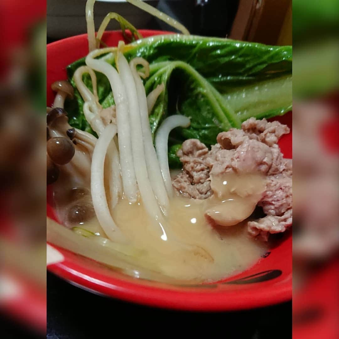 松浦麻里奈さんのインスタグラム写真 - (松浦麻里奈Instagram)「ラムしゃぶ専門店 銀座で２０年の 【ラムしゃぶ金の目】で、「ラムしゃぶセット」 をお取り寄せ～したよ💞😊💞 公式アカウント→→( @ginzakinnome)  野菜とご飯を準備して、 さっそく夜ご飯は、しゃぶしゃぶ🌃🍴 お店の味を家で楽しめる～❣❣❣ . . セット内容は↓🐼 ================== ラム肉しゃぶしゃぶ　600g（300g×２） ラムしゃぶ金の目オリジナルたれ300ml 薬味　すりおろし玉ねぎ30g  もみじおろし30g、カット長ネギ30g ラムしゃぶ金の目たまご麺：150g×2個 薬膳セット ================== . . 600㌘意外と満腹🙆✨ 臭みもなく、金の目のタレで美味しく頂きました★ ゴマだれでも美味しかった(*´﹃｀*) 薬膳セットも入ってて、更に美容に良さそう！ . . ▼ラム肉は脂身が少ない ラム肉は良質な蛋白質！ 特にＬ－カルニチン（アミノ酸の一種）が豊富で、 体内脂肪が燃焼を促進(´✪ω✪`) ダイエットに最適な肉で、基礎代謝を高める( ⁎ᵕᴗᵕ⁎ )  〆の拉麺は、ラムと一緒に⤴⤴ しゃぶしゃぶのダシがいい感じで 美味しいスープになったわ😁✨ . . . #健康 #美容 #ラム肉 #しゃぶしゃぶ #金の目 #お取り寄せ #通販 #ラムしゃぶ #pr #コラボベース #ラム #ラムしゃぶ金の目 #銀座 #池袋 #新宿 #東京グルメ #お取り寄せグルメ #お店の味をご家庭で #ダイエットグルメ #ダイエット #diet #beautiful #beauty #美容好き #お腹いっぱい #dinner #lunch #お肉大好き #foodnetwork」5月4日 5時43分 - ay114.831m
