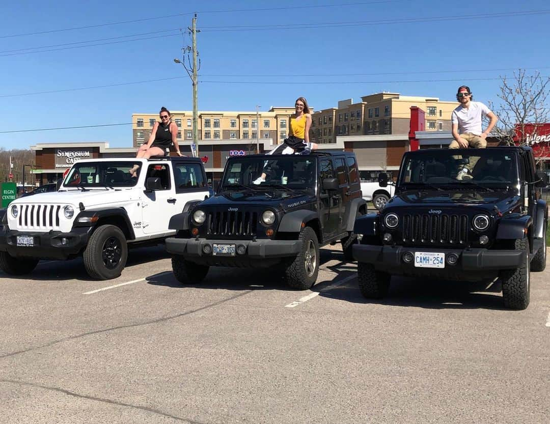 ギャレット・マッキーンのインスタグラム：「Suns out, top down, and doors off #Jeeplife #jeep」