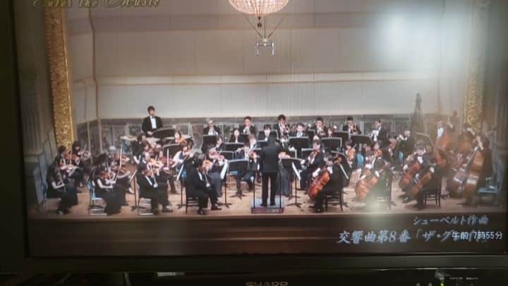 藤岡幸夫のインスタグラム：「1904年までの全ヨーロッパでの全交響曲演奏回数ベスト３は運命、ブラームス２番にシューベルトのザ・グレイトというのが嬉しかった❗ 亡くなる数年前に、梅毒と闘病しながら作曲された。４楽章の突然現れる「死なないぞ‼️」というドの悲痛な叫びを聴いてくれ‼️ YouTubeで「エンターザミュージック」で検索‼️ ザ・グレイトの回をお楽しみください！  #家でゆっくり #家ですごそう」