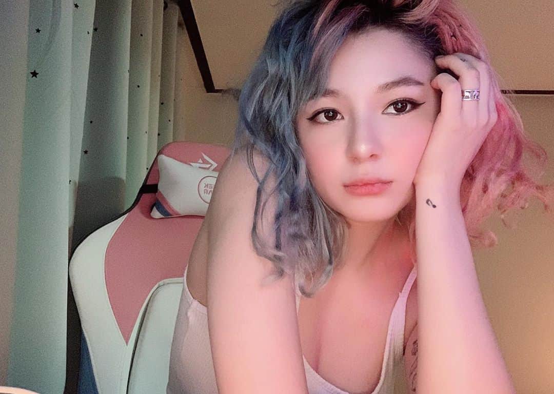 Shannonさんのインスタグラム写真 - (ShannonInstagram)「Wig has been taken off and the curls have been released! Thank you for joining the stream today ❤️」5月4日 6時12分 - shannonarrumwilliams