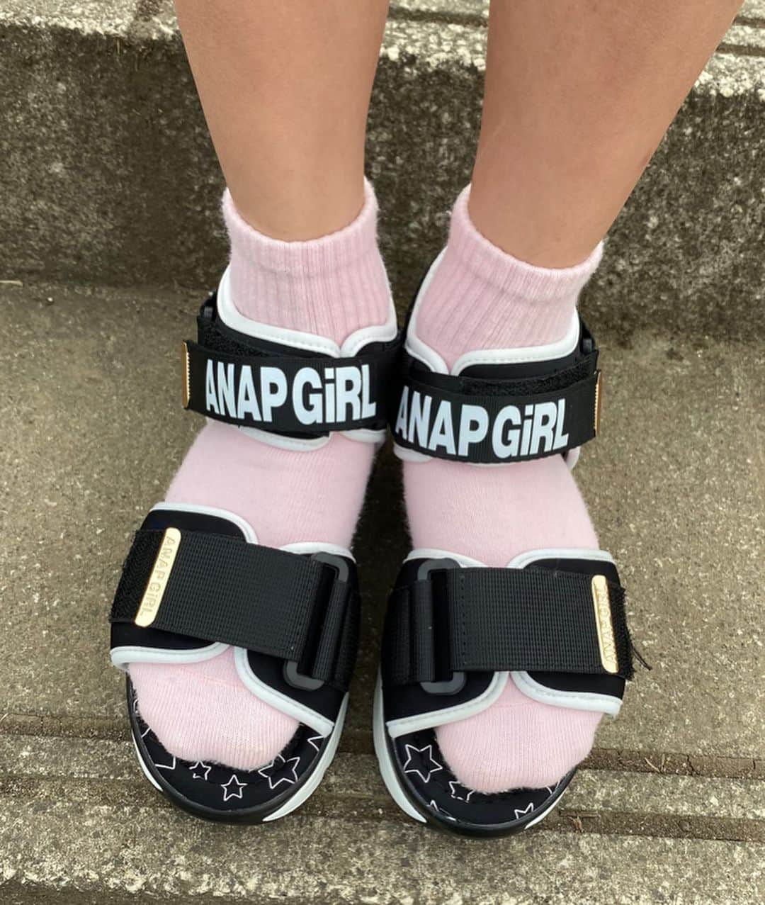 冨永真姫さんのインスタグラム写真 - (冨永真姫Instagram)「ANAP GIRL❤︎ 新作シューズ👟です❤(｡☌ᴗ☌｡) 大きなロゴが前と後ろに入っていて、 軽くて履きやすいです♡♡ シュープラザ公式オンラインショップで販売中なので、ぜひチェック✔してみてくださいね✩.*˚ #ANAPGIRL #anapgirl  #シュープラザ  #shoeplaza #靴流通センター  #アナップガールシューズ  #anapgirlコーデ  #anapgirlwebモデル  #マッキー #冨永真姫 #スポサン」5月4日 6時13分 - t_maki1003