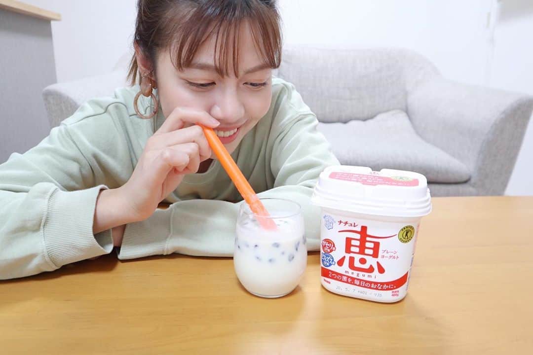 吉田晴香さんのインスタグラム写真 - (吉田晴香Instagram)「・ ・ 最近はヨーグルト×牛乳でラッシーを飲むのはまっています☺︎ おいしすぎる🥺  ラッシーってミキサーの機械ないと作れないのかなあって思っていたけど ただ混ぜるだけで本当に簡単☺️ ・ ・  朝食で飲むことが多いけど、 お昼のおやつ時間とか 夜寝る前、小腹空いた時はお砂糖少しの甘さを控えめに…😋 ・  たまに苺を刻んで入れたれしているけど… この前、スーパーでたまたま見つけたタピオカ入れてみたら…タピオカ浮いてしまった😳！ ・ ・ #ラッシーおすすめ」5月4日 11時56分 - haruka_yoshidaa