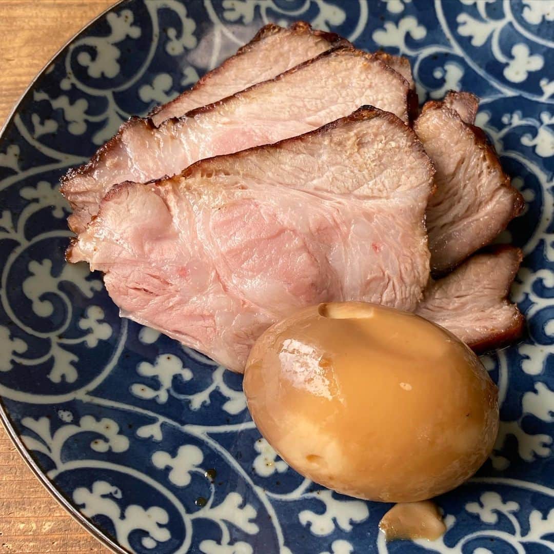 のインスタグラム：「焼豚作った。写真は逆回し。 #焼豚 #チャーシュー #おうちごはん #おうちごはん金巻」
