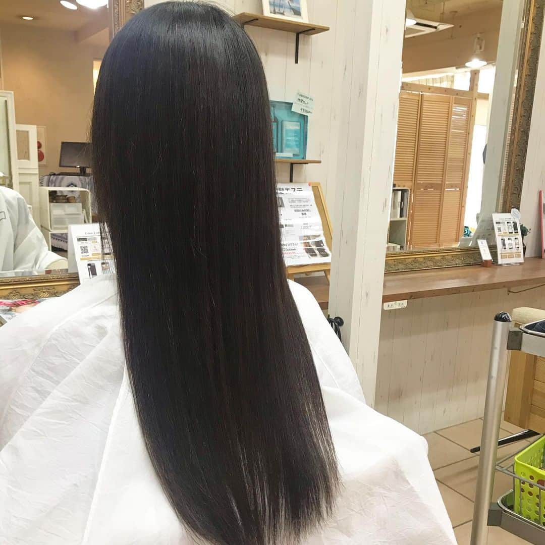 吉山りささんのインスタグラム写真 - (吉山りさInstagram)「何日か前の答え☺️（忘れてた😂） 『人生で1番髪が長い💗』 でした☺️✨ とゆーことで 10cm切りました😌  分からないと思うけど😂（笑）  #ロングヘア #ロングヘアー  #ロング #ロングヘアアレンジ #ストレートヘア #longhair #黒髪 #地毛 #virgo #原宿 #beach #海の美容室 #原宿 死んでた髪の毛を生き返らせて貰いました🙇🏻‍♀️💕 #アラフォー #美容室 #美髪 なりたい #ヘアビューロン 良いけど重くて熱い😂 #ヘアアイロン #ストレートアイロン #straighthair #straight #mom #beauty #吉山りさ #アラフォーママモデル #model  #ヘアカット #💇 #beautysalon  #コロナ になんか負けないもん #gw」5月4日 11時50分 - oreorerisa