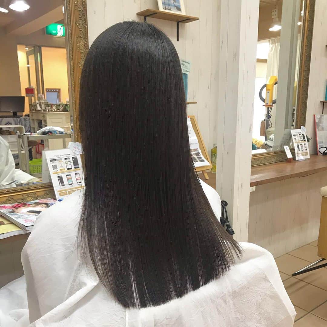 吉山りささんのインスタグラム写真 - (吉山りさInstagram)「何日か前の答え☺️（忘れてた😂） 『人生で1番髪が長い💗』 でした☺️✨ とゆーことで 10cm切りました😌  分からないと思うけど😂（笑）  #ロングヘア #ロングヘアー  #ロング #ロングヘアアレンジ #ストレートヘア #longhair #黒髪 #地毛 #virgo #原宿 #beach #海の美容室 #原宿 死んでた髪の毛を生き返らせて貰いました🙇🏻‍♀️💕 #アラフォー #美容室 #美髪 なりたい #ヘアビューロン 良いけど重くて熱い😂 #ヘアアイロン #ストレートアイロン #straighthair #straight #mom #beauty #吉山りさ #アラフォーママモデル #model  #ヘアカット #💇 #beautysalon  #コロナ になんか負けないもん #gw」5月4日 11時50分 - oreorerisa