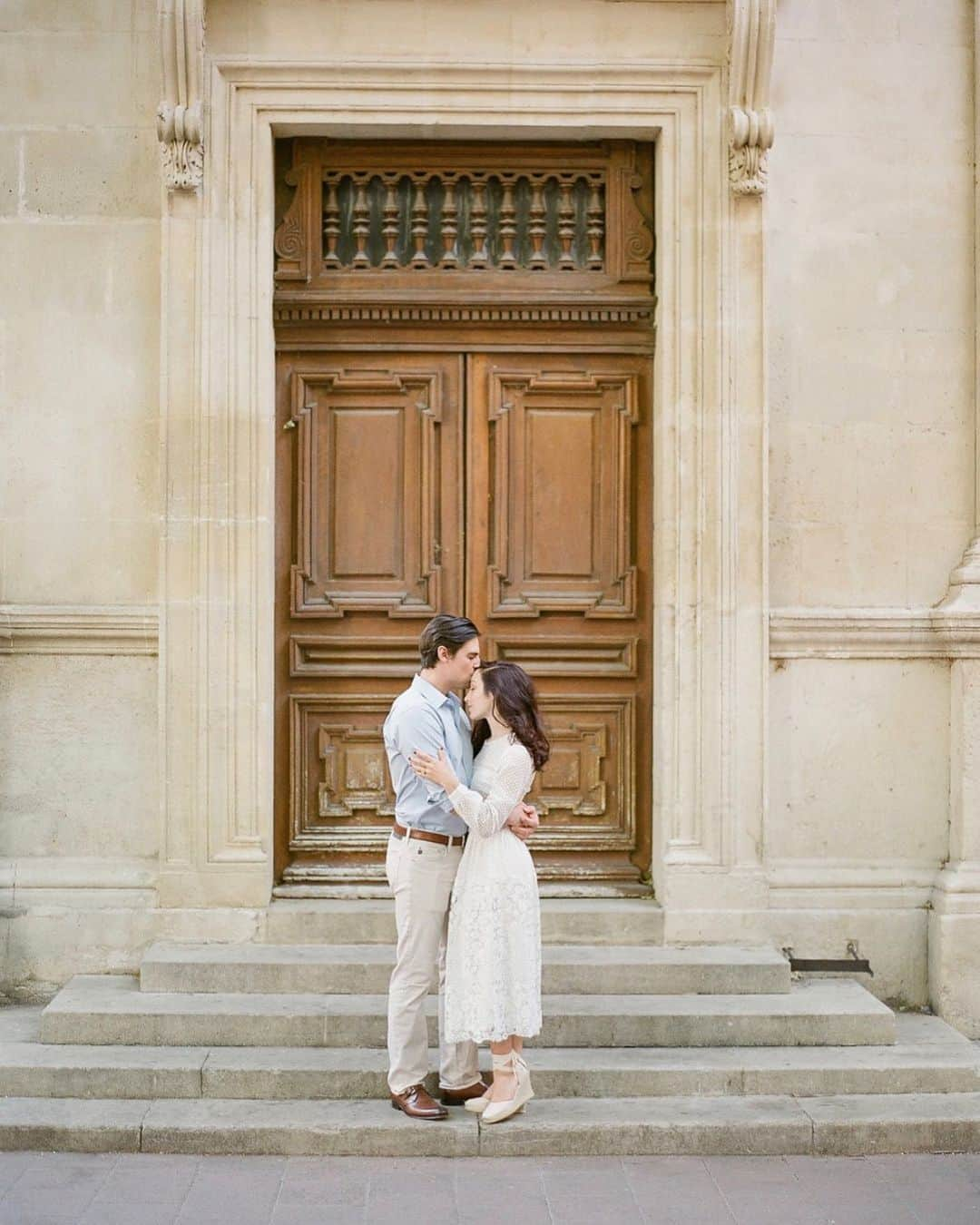 メリル・デイヴィスさんのインスタグラム写真 - (メリル・デイヴィスInstagram)「Oh, how I wish I could snap my fingers and stroll through the streets of Avignon right now before sitting down to dinner beneath the sycamore trees with our family all around. Thinking a lot lately about the things I once took for granted. 🤍 Sending love and patience to all. Xo」5月4日 11時50分 - meryledavis