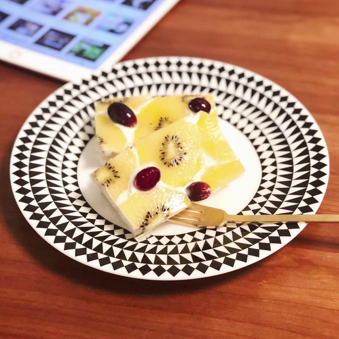 前田紀至子のインスタグラム：「冷蔵庫に生クリームが少しとキウイが一つ。少し考えてオープンサンドに。 うーん、これは簡単で楽しくておいしい。ウェーブナイフを買いたくなるなぁ（キッチンに立つようになって、台所用品の乏しさを自覚しました） #オープンサンド#wedgewood#ウェッジウッド」
