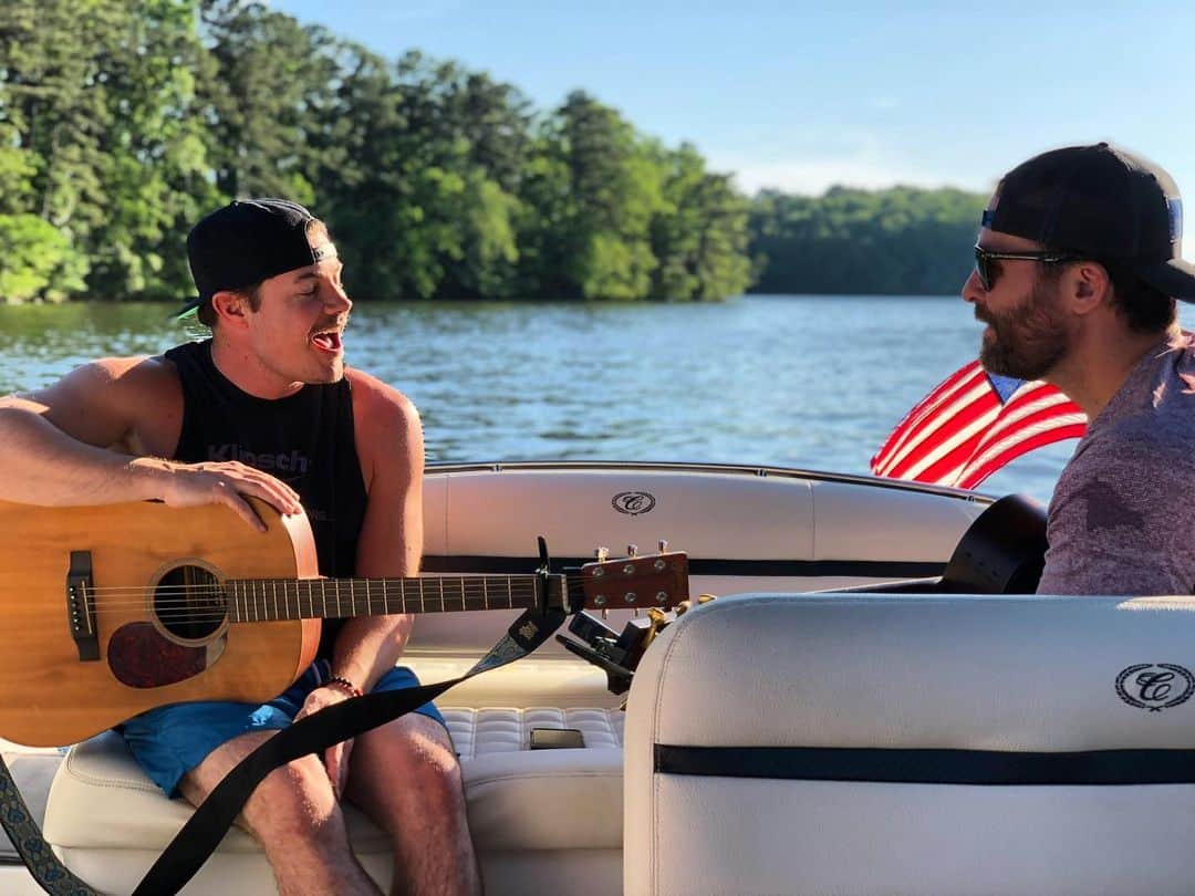 ジョッシュ・ヘンダーソンのインスタグラム：「Such a great time playing music with friends in GODS country !! Love these people and this place 😍 📸 cred: @dabrewe」