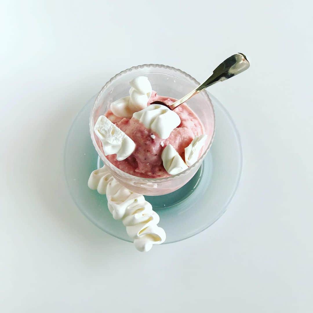 福田里香さんのインスタグラム写真 - (福田里香Instagram)「Meringue《 Ruban de soie 》 🥚絹のリボンのメレンゲと🍓ジェラート この組み合わせは ５月の快晴の午後にぴったり。  時として、ちょっとした甘味は あなたの気分を救ってくれます。  そろそろ🍓も終わるから ジャム用の小粒🍓を見かけたら ヘタを取って２〜４つに切り 軽く砂糖をまぶして冷凍します。  食べたいときに適量取り出して ミキサーやフープロに入れ ヨーグルトやミルク、生クリームなどを ギリギリ刃が回るくらいちょい足して なめらかになったら、出来上がり。  メレンゲを添えるから甘さは控えめです。  単独で食べるなら お砂糖や練乳、 メープルシロップなどを 増量するといいです。  ゆるかったら 少し冷凍庫に入れてください。 ようは かためのスムージー ＝ 最高のジェラート、ということ。  ジェラートは新鮮さが肝心。 簡単で１番おいしいやり方です。  詳しくは「 #R先生のおやつ 」に掲載。 「 #いちじく好きのためのレシピ 」には 応用編が載ってます。 そう、いろんな果物で作れます。  #safeathome  #stayhomestaysafe  #restezchezvous  #rubandesoie  #meringue #r先生のおやつ」5月4日 7時34分 - riccafukuda