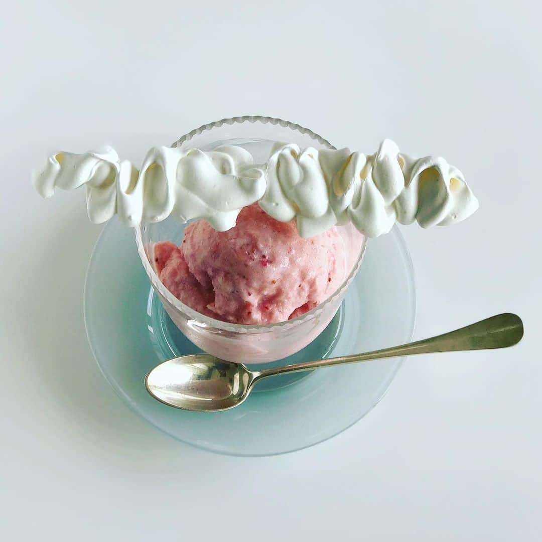 福田里香さんのインスタグラム写真 - (福田里香Instagram)「Meringue《 Ruban de soie 》 🥚絹のリボンのメレンゲと🍓ジェラート この組み合わせは ５月の快晴の午後にぴったり。  時として、ちょっとした甘味は あなたの気分を救ってくれます。  そろそろ🍓も終わるから ジャム用の小粒🍓を見かけたら ヘタを取って２〜４つに切り 軽く砂糖をまぶして冷凍します。  食べたいときに適量取り出して ミキサーやフープロに入れ ヨーグルトやミルク、生クリームなどを ギリギリ刃が回るくらいちょい足して なめらかになったら、出来上がり。  メレンゲを添えるから甘さは控えめです。  単独で食べるなら お砂糖や練乳、 メープルシロップなどを 増量するといいです。  ゆるかったら 少し冷凍庫に入れてください。 ようは かためのスムージー ＝ 最高のジェラート、ということ。  ジェラートは新鮮さが肝心。 簡単で１番おいしいやり方です。  詳しくは「 #R先生のおやつ 」に掲載。 「 #いちじく好きのためのレシピ 」には 応用編が載ってます。 そう、いろんな果物で作れます。  #safeathome  #stayhomestaysafe  #restezchezvous  #rubandesoie  #meringue #r先生のおやつ」5月4日 7時34分 - riccafukuda