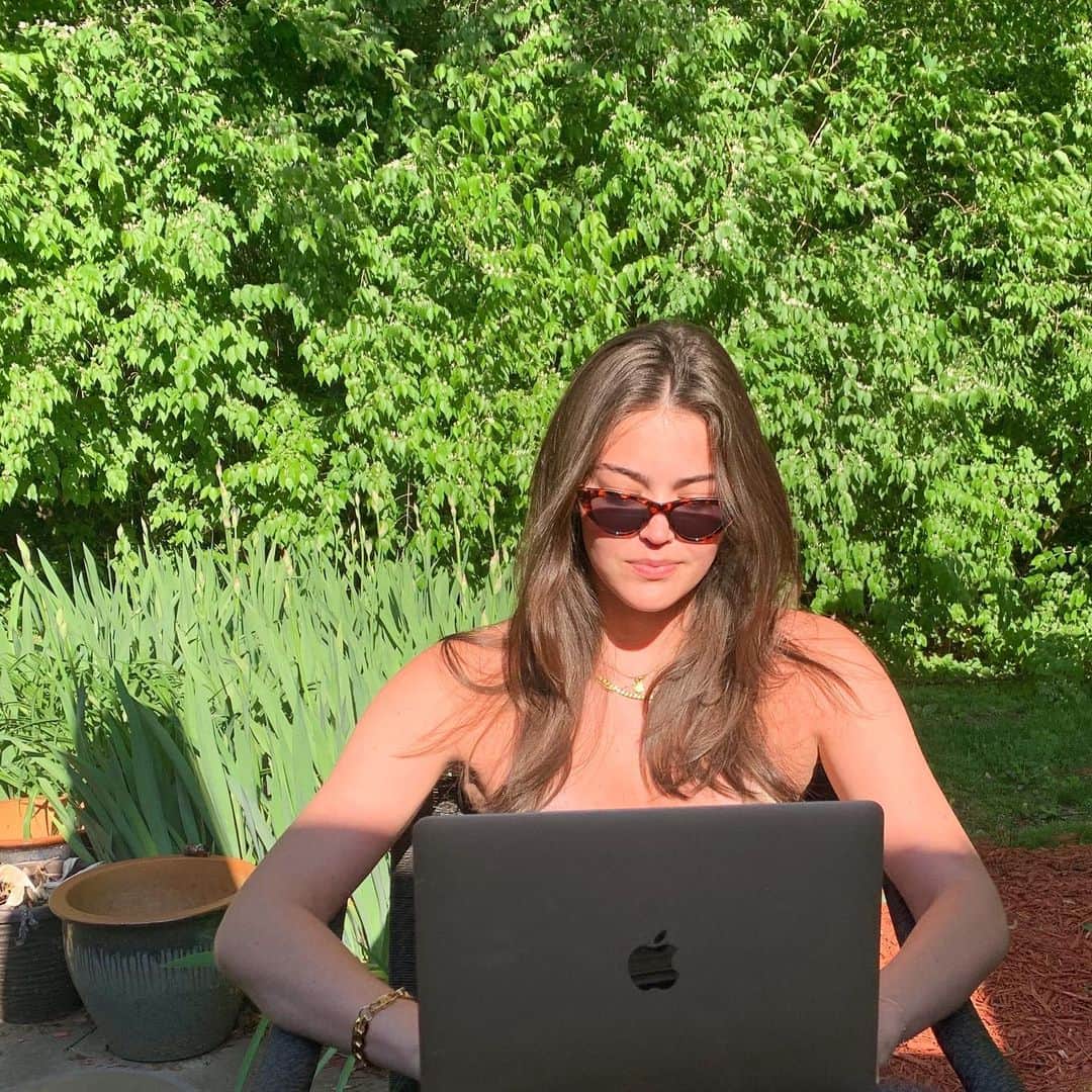 のインスタグラム：「working diligently」