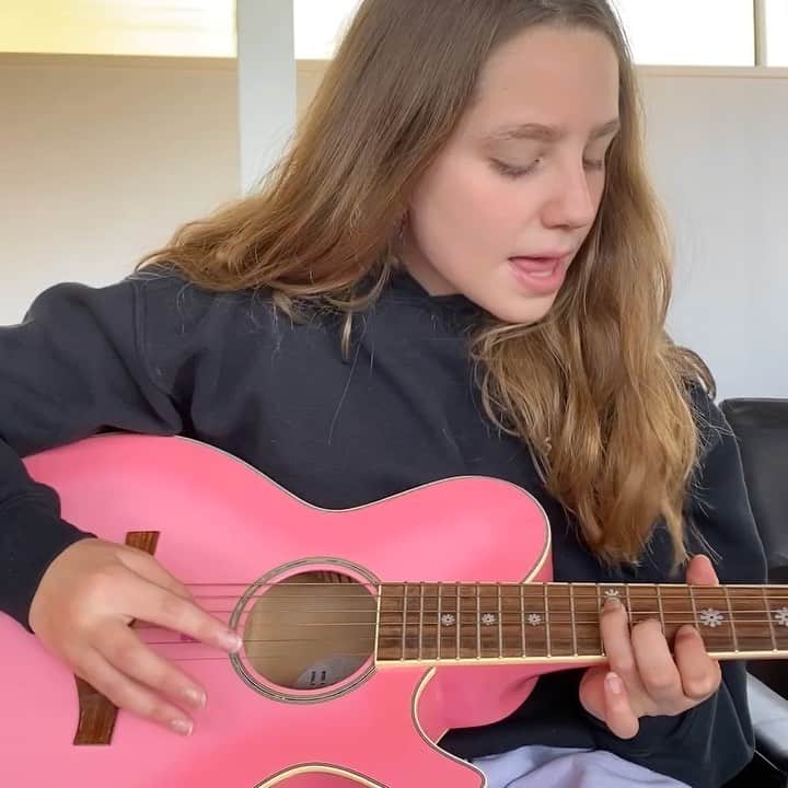 メアリー・マコーマックのインスタグラム：「One of her favorite songs ever.  What’s more beautiful than Chasing Cars by @snowpatrol ? Have a great Sunday everybody.  #SundaySoundsWithRosie」