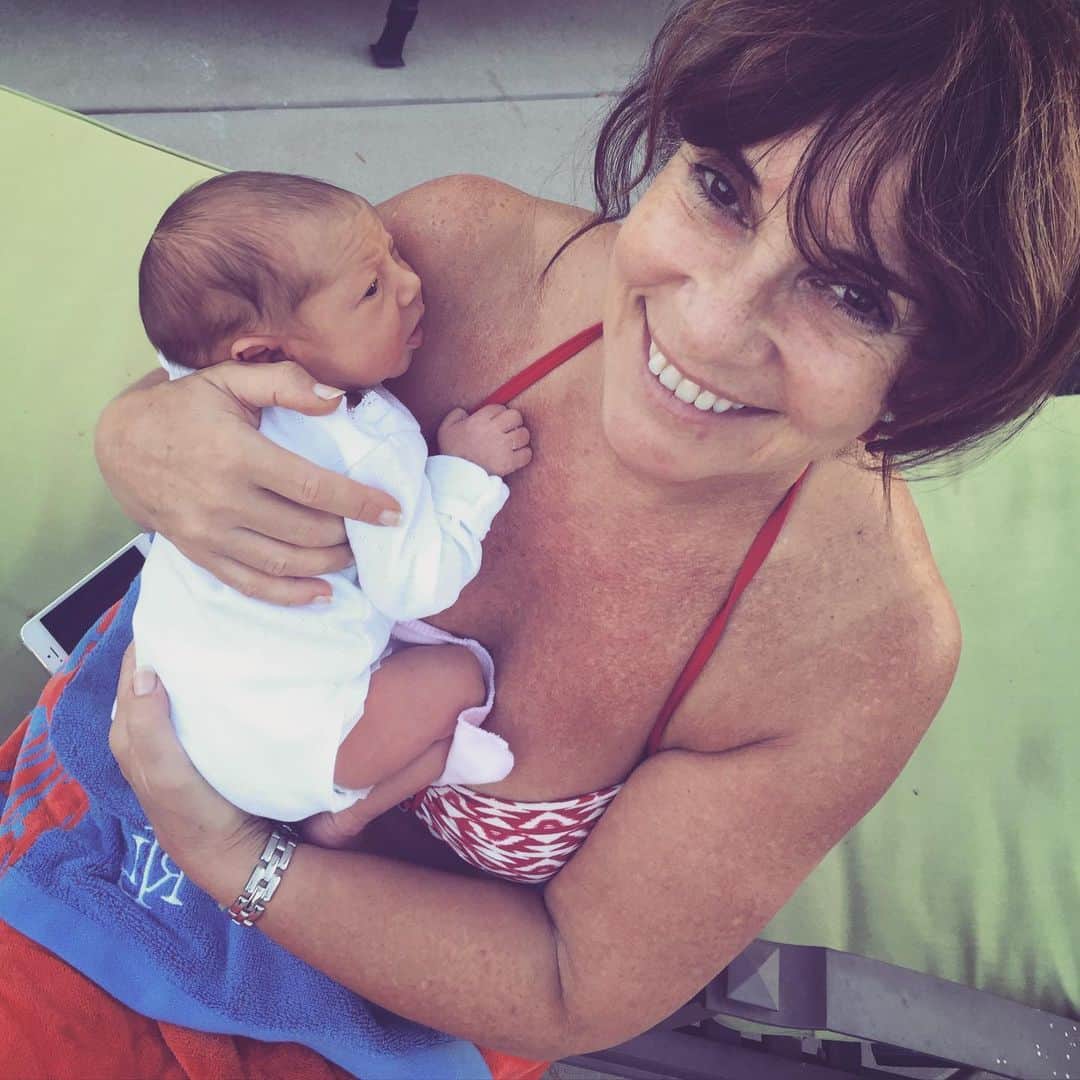 ダニエラ・ルーアのインスタグラム：「Esta minha mãe vive do outro lado do mundo e vem-nos visitar duas vezes por ano (agora a quarentena não permite) nunca perdeu um momento especial na minha vida, nem na vida dos netos, e não é por favor, é porque quer muitoooo... É a melhor mamã e vovó do mundo!!! FELIZ DIA DA MÃE! . @catlikob ♥️♥️♥️♥️♥️♥️♥️♥️♥️♥️ My momma lives on the other side of the world and comes to see us 2x a year (not now due to quarantine) She’s never missed an important day in my or her grandkid’s lives, not because its an obligation, but because she reeeeally wants to be there... She’s the best mom and vovó in the world!!! HAPPY MOTHER’S DAY!(Portugal) . #diadamãe #mothersday #portugal #mymama」