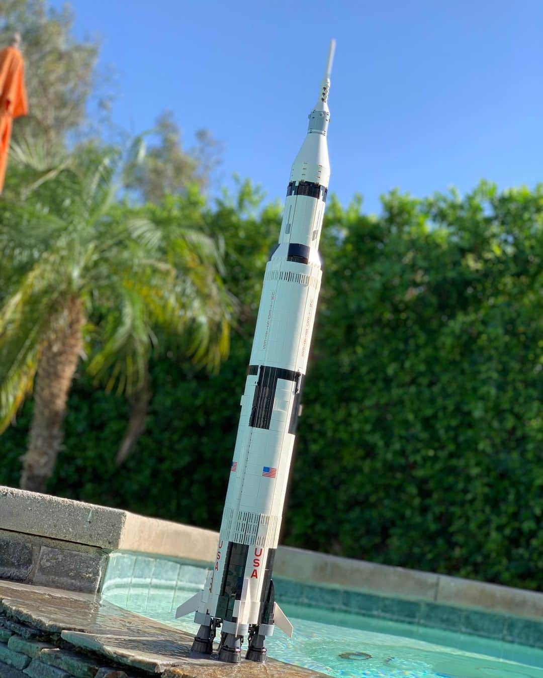 ジョン・バロウマンさんのインスタグラム写真 - (ジョン・バロウマンInstagram)「@scottmale just finished @lego Saturn V I’m very chuffed my husband has a massive rocket. 😂 Jb」5月4日 8時01分 - johnscotbarrowman