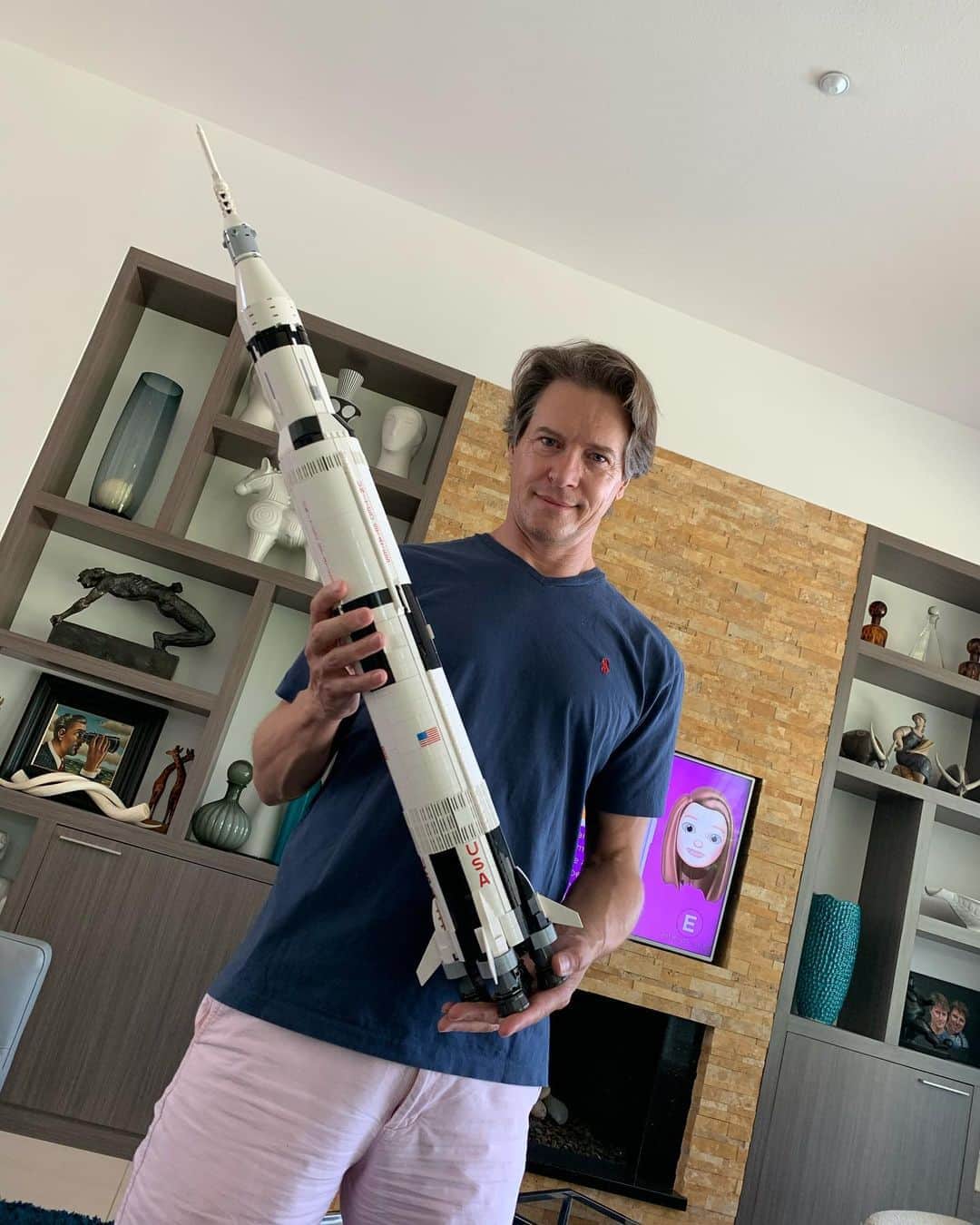 ジョン・バロウマンさんのインスタグラム写真 - (ジョン・バロウマンInstagram)「@scottmale just finished @lego Saturn V I’m very chuffed my husband has a massive rocket. 😂 Jb」5月4日 8時01分 - johnscotbarrowman