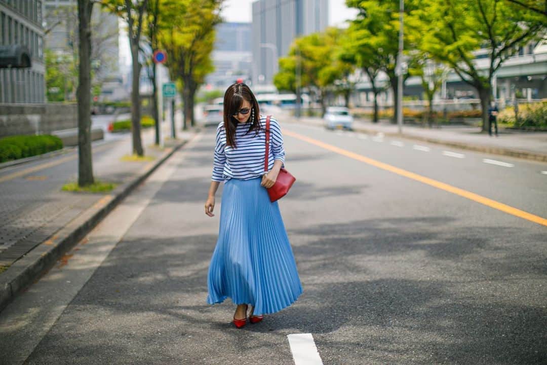 田中幸恵のインスタグラム：「____ . @cen.___jp  @verystore_jp  別注カラー ☑︎パウダーブルー . ボーダー合わせ。 ボーダーの日は赤色を差すのが好き♡ . .  #cen_jp  #プリーツスカート　#verystore #別注　　#saintjames」