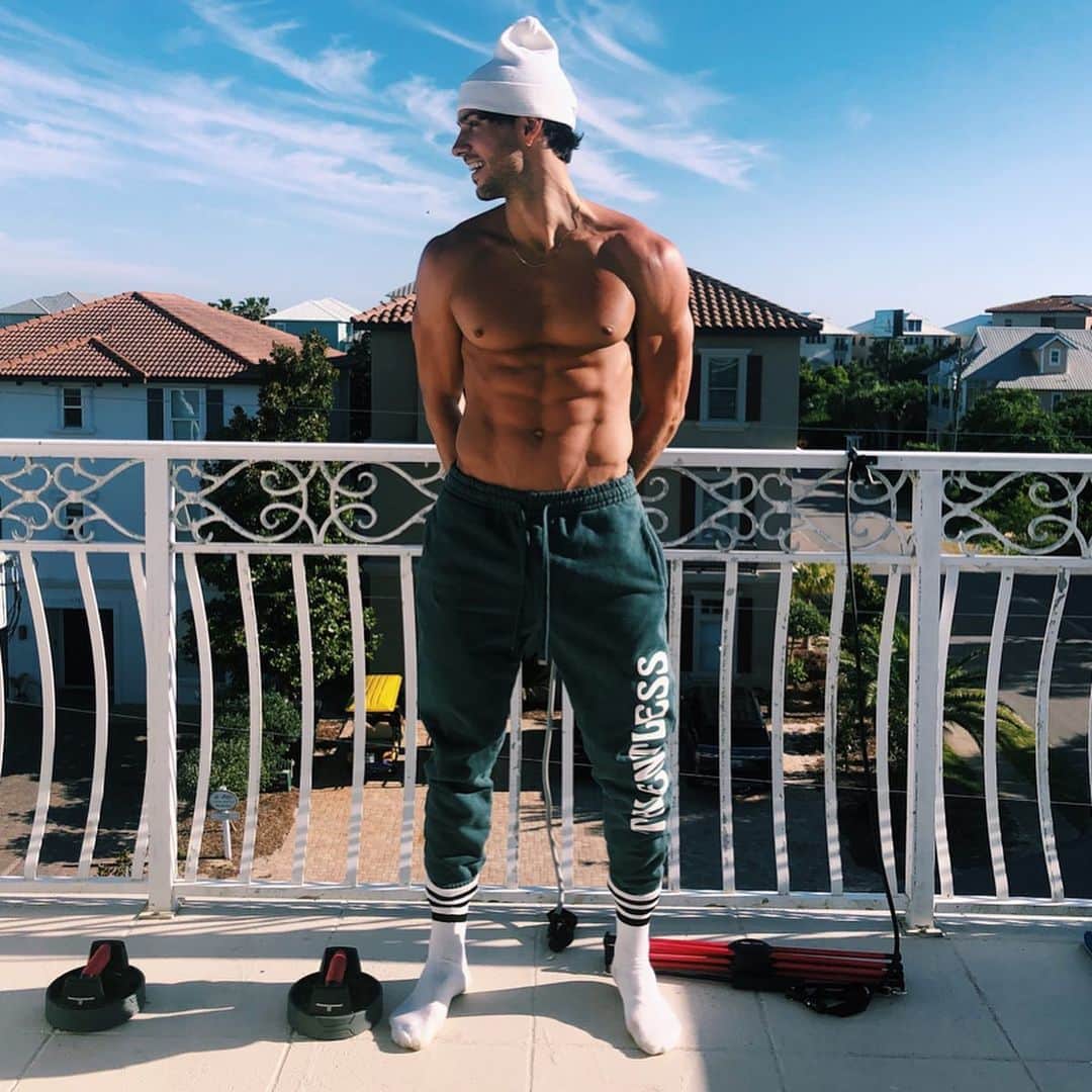 Steven Kellyのインスタグラム：「enjoying day 1 in the sunshine state」