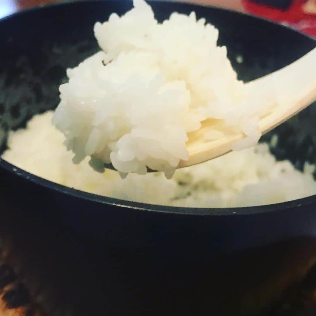 eclat.magazineさんのインスタグラム写真 - (eclat.magazineInstagram)「早くて、美味しい！  一合のお米を 5分で炊き上げる 夢のような小さな 鉄のごはん鍋。  驚くほど 美味しく簡単に炊け、 感動しました！  道具の目利き 松田美智子さんが 手掛ける道具は どれも本当に使いやすく、 料理が美味しくなり そして美しい。  煮込み料理や オーブン料理にも！ 今度はグラタンを 作ってみます。 (編集W)  #エクラ編集部のおうち時間  #自在道具 #松田美智子先生の道具 #料理偏差値が上がる #可愛い　#ひとりごはん #IHも使えるよ #松田美智子の自在道具 http://www.m-cooking.com/cookingitem/jizai/」5月4日 8時20分 - eclat.magazine