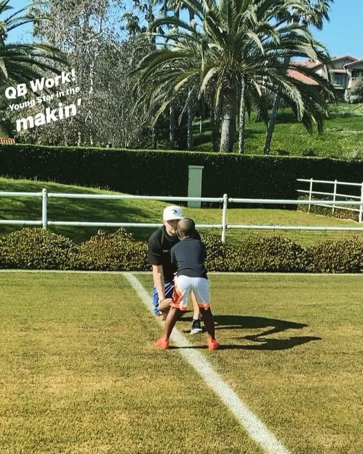 ラッセル・ウィルソンのインスタグラム：「Sunday. Fun day. QB Work w/ me & @JtHeaps9 🏈 @RWQBAcademy」