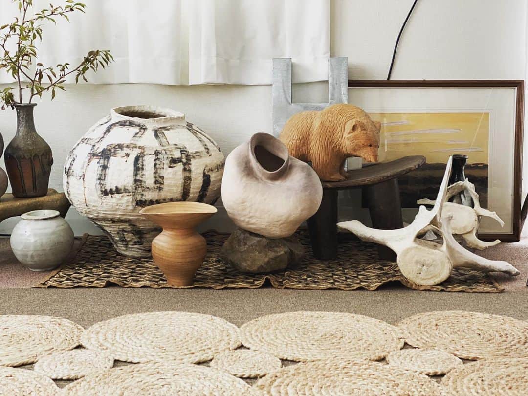 のインスタグラム：「. . cloudy monday morning ... . たねびとさんの小さめの苺を煮る。 クローブチラリの黒蜜煮を作る。 . バターたっぷりの角食へ落とす。 . こーゆーのは普通の白い角食に限る。」