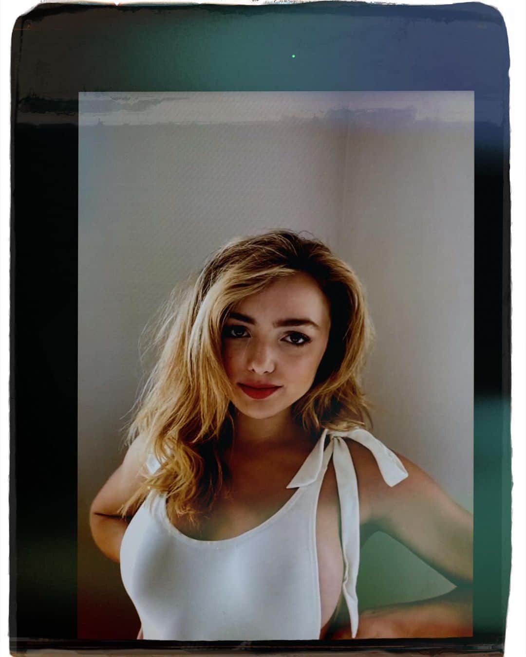 ペイトン・リストのインスタグラム：「So proud to collaborate on this project with so many amazing women that have come together to make this campaign come alive for @lipservicing 💋 Please help us support and give back to our healthcare workers for COVID- 19 donations to @mountsinainyc link in Bio! We have already raised over $3,000 Gorgeous friend and Founder @missgeoburke  Photographer - @kat_in_nyc shooting remotely  Via FaceTime The talented Creative/Art Director @geraldinehessler  @jodieboland @annakatsanis  Then of course our Rockstar @alysonlord that has pulled together over 500 beauty care packages to donate and deliver to the frontline workers!! Thank you to all of our models who participated.  Thank you to Everyone!! 🙌🏼 Please help out, donate,  stay home, put on a red lip, take a selfie, and post! 💋 Xx Link in bio」