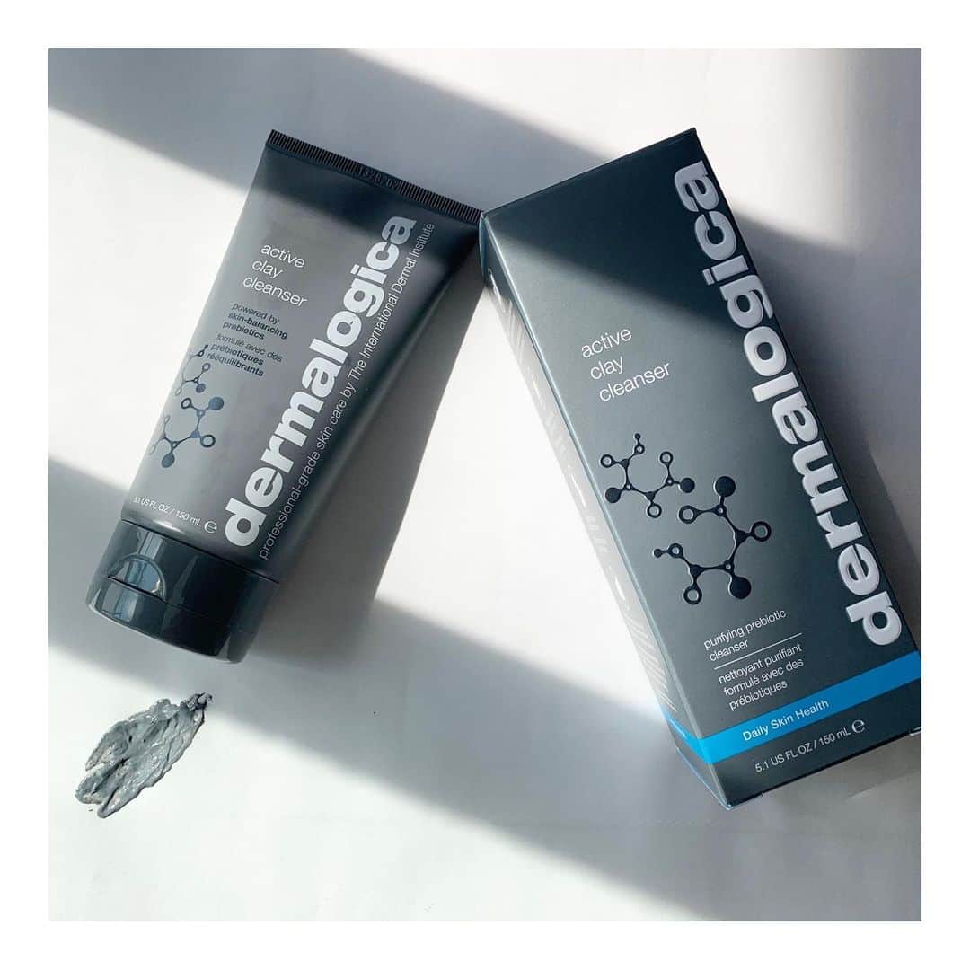 篠原菜月のインスタグラム：「5/8に新しく発売される @dermalogicajp のアクティブクレイクレンザー、今朝からさっそく使ってみました！﻿ ダーマロジカを知った一番最初のきっかけは、会社のお肌がキレイな先輩がダーマロジカのスキンケアを使っていたんです。詳しく教えてもらって洗顔やクリーム、日焼け止めを私も使っています。﻿ ﻿ 乾燥肌の私にも合う保湿タイプのスキンケアがたくさんあるのがダーマロジカが好きな理由の一つです。﻿ ﻿ アクティブクレイクレンザーも汚れはしっかり落としながら、保湿力も高い洗顔料👏✨﻿ クレイに加えて保湿力の高いムルムルバターやアロエなどの成分が皮脂を効果的に落としてくれて潤いバランスは保ってくれるんだそう！﻿ 肌を傷つけることもなく使えて、気温が上がって肌がごわごわしてくるこの時期によさそうー！﻿🌿 ﻿ ﻿ #dermalogica#アクティブクレイクレンザー#ダーマロジカ#洗顔#洗顔料#クレイ#スキンケア#コスメ#化粧品#乾燥肌#skincare#cosmetics#beauty#stayhome」