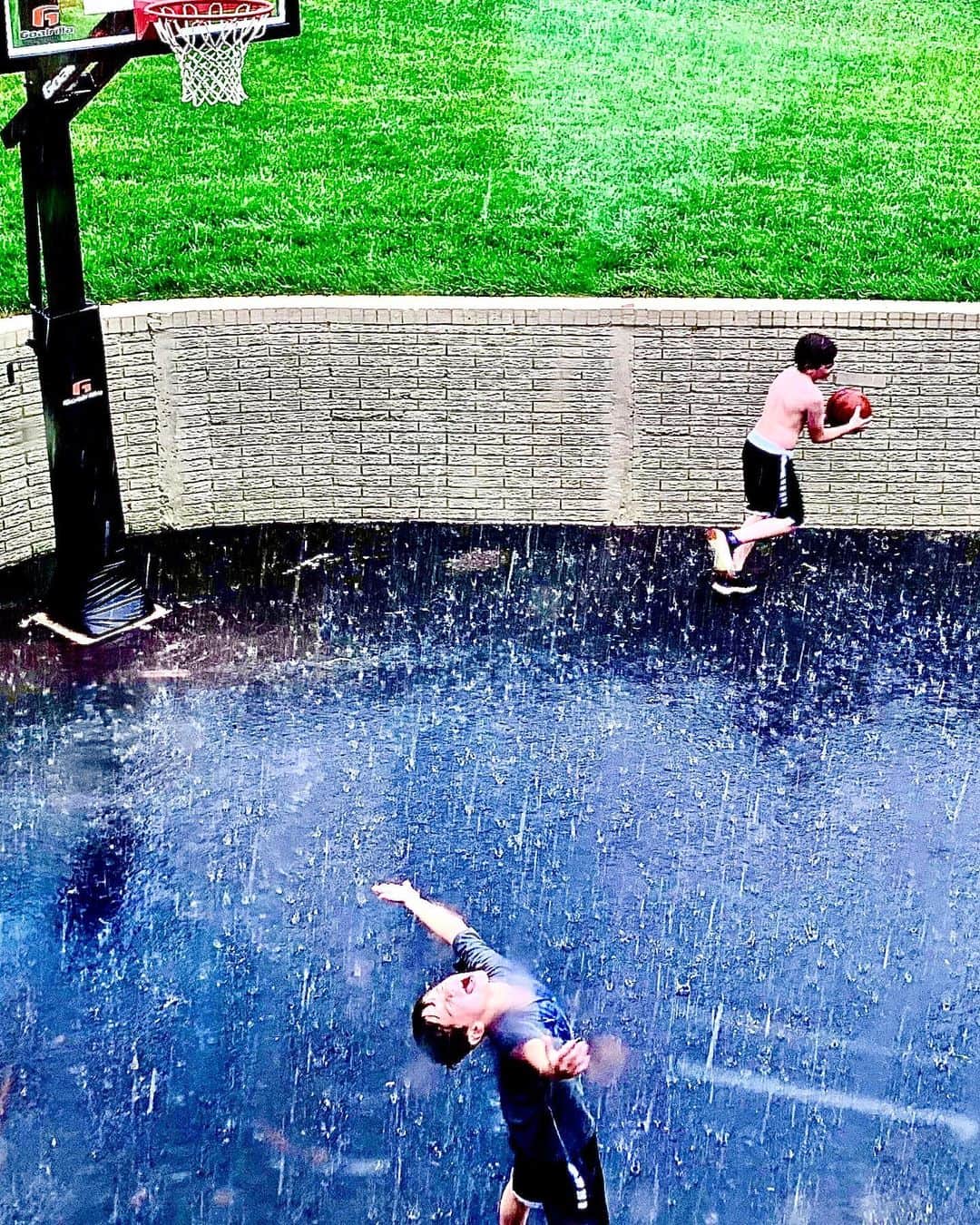 ジョシュ・ホプキンスのインスタグラム：「Day 50. Buckets in the rain. #fullshawshank」