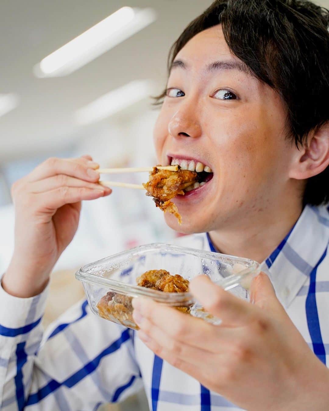 札幌テレビ「どさんこワイド朝」さんのインスタグラム写真 - (札幌テレビ「どさんこワイド朝」Instagram)「. 料理のレパートリーを増やそうと、人生初の唐揚げ作りに挑戦しました。 . 味はそこそこ美味しく出来ましたが、ジューシーさが今一つ…研究していきます！🍖 . . #おうち時間 #コロナに負けるな #コロナウイルスが早く終息しますように  #料理男子 #料理上手になりたい #唐揚げ  #札幌テレビ #どさんこワイド朝 #佐藤宏樹」5月4日 9時01分 - dosanko_asa