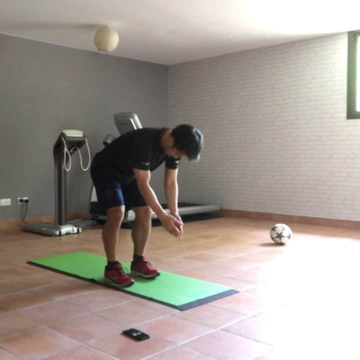 岡崎慎司のインスタグラム：「Training video day 40 16. 背筋（リアサイト） 両脚をそろえて軽く膝を曲げた状態から、上半身を地面と平行になるまで前傾させる。その体勢から、肘を伸ばした状態で肩の高さに合わせて腕を上下に振る。  17. 片脚ジャンプ その場で片脚だけジャンプを繰り返す。ジャンプする際、かかとが臀部に着くように強く引き付ける。また着地の際は、足の裏全体で、また膝が屈曲しないように試みる。ジャンプの際には、両腕を使い、自分の身体を持ち上げるように下から上に強く振る。 #杉本メソッド #身体を動かそう #梨泰院クラス #本当におススメ #胸が熱くなるね #見るべき韓国ドラマ」