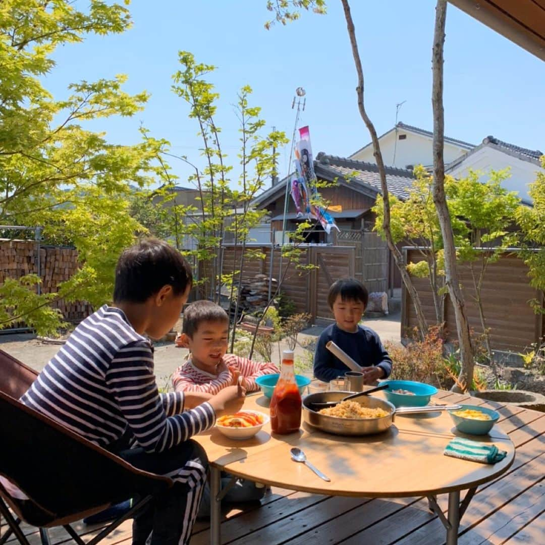 ヤマヒロさんのインスタグラム写真 - (ヤマヒロInstagram)「姫路市・K様邸のおうちじかん。  今年は行けない家族キャンプの変わりに、  ウッドデッキで食事。  お日様の光を浴びながら、  美味しいご飯。  @yamahiro_harima  #yamahiro_harima #ヤマヒロ #兵庫県 #姫路市 #加古川市 #高砂市 #明石市  #工務店 #注文住宅 #住宅 #木の家 #自然素材 #オーガニックハウス #漆喰 #セルロースファイバー #外観デザイン #OMソーラー #OMX  #暮らし #マイホーム #マイホーム計画 #おうちじかんを楽しむ」5月4日 9時03分 - yamahiro_harima